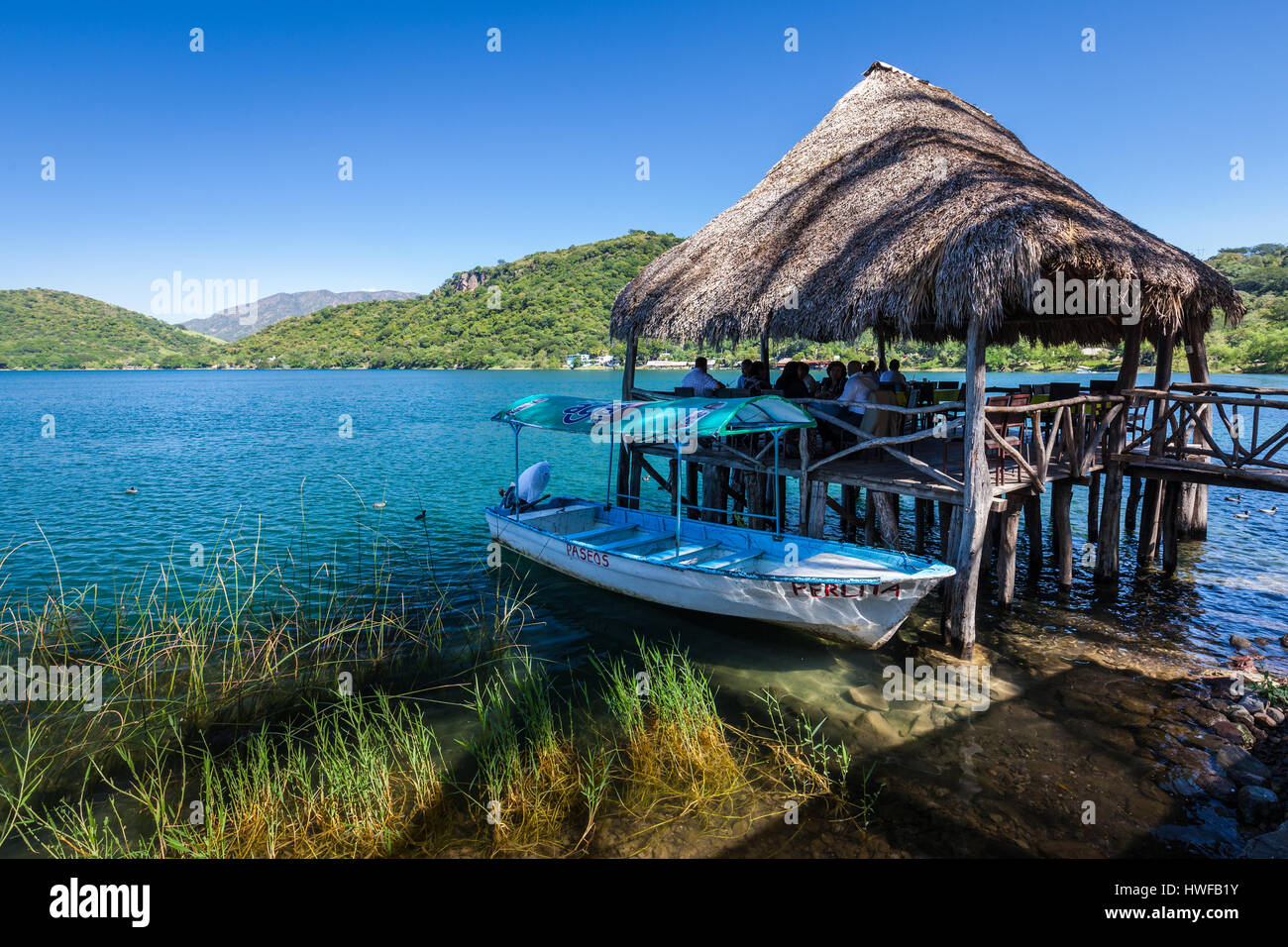 Palapa ristorante di pesce sul lago a Santa Maria del Oro in Nayarit, Messico. Foto Stock