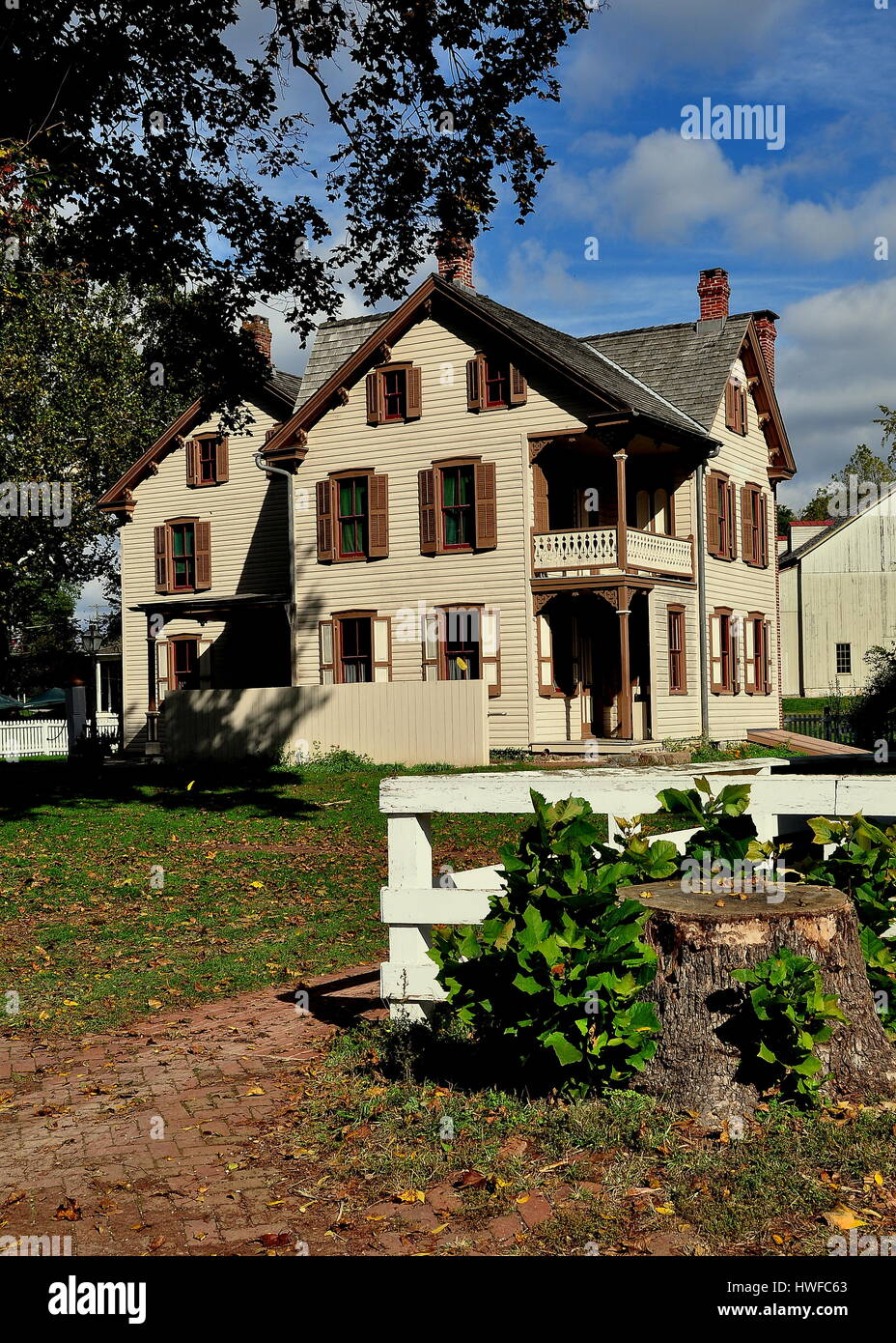 Lancaster, Pennsylvania - 14 Ottobre 2015: Il Landis la casa dei fratelli, circa 1875, costruito in stile Vittoriano al Landis Valley Village e lontano Foto Stock