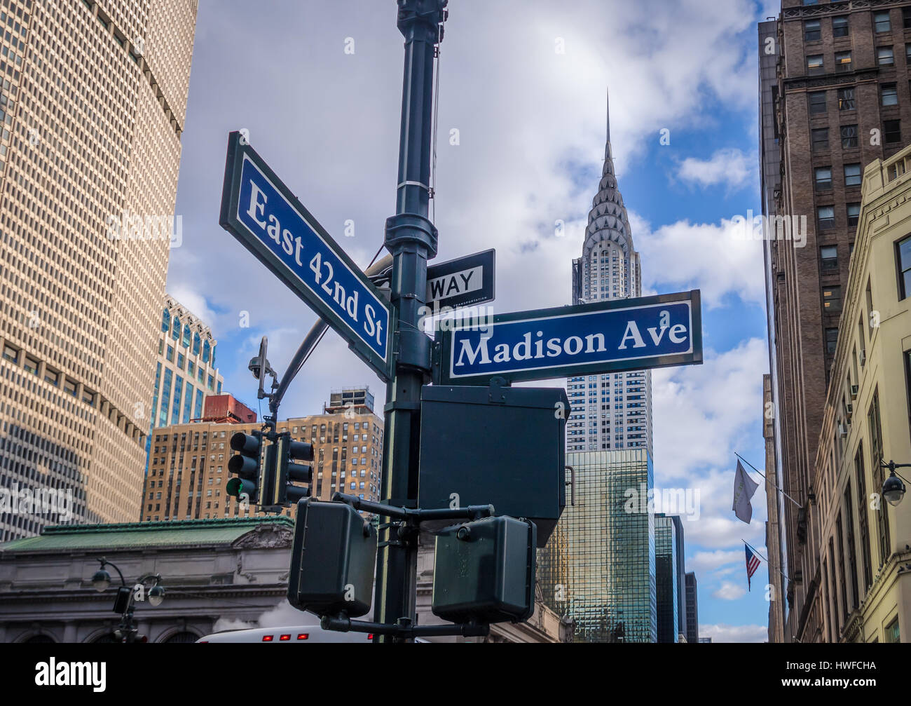 Un cartello stradale di Madison Ave e East 42th St - New York, Stati Uniti d'America Foto Stock
