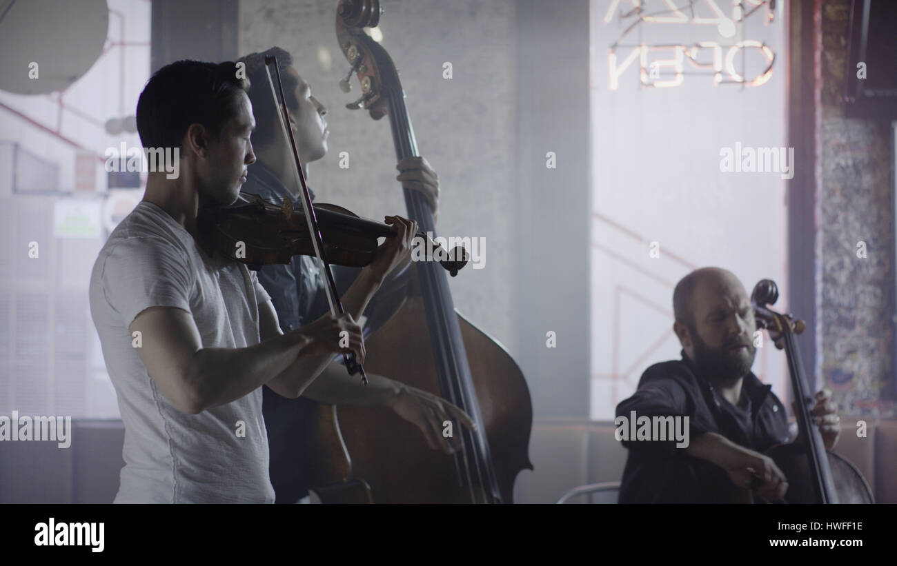 Grave il musicista suona il violino in banda nel cafe Foto Stock