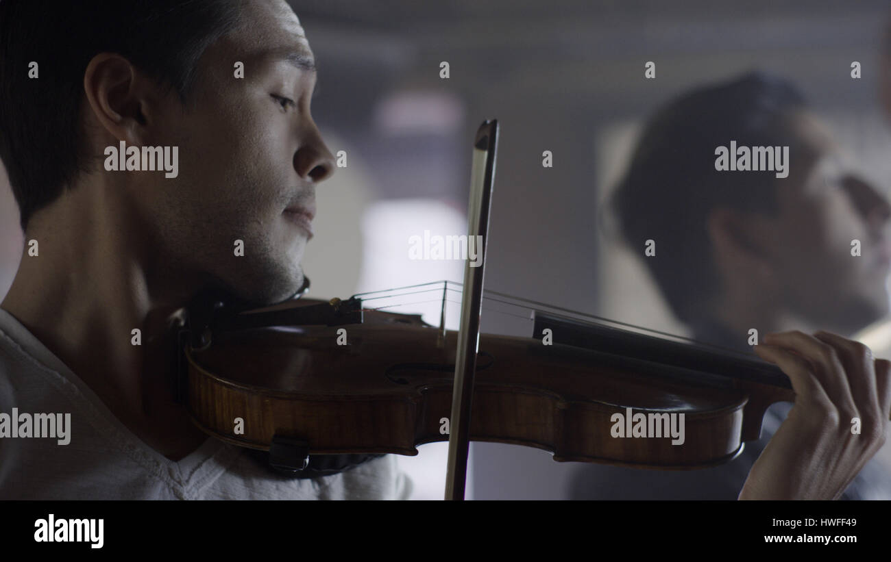 Close up di gravi musicista suona il violino Foto Stock