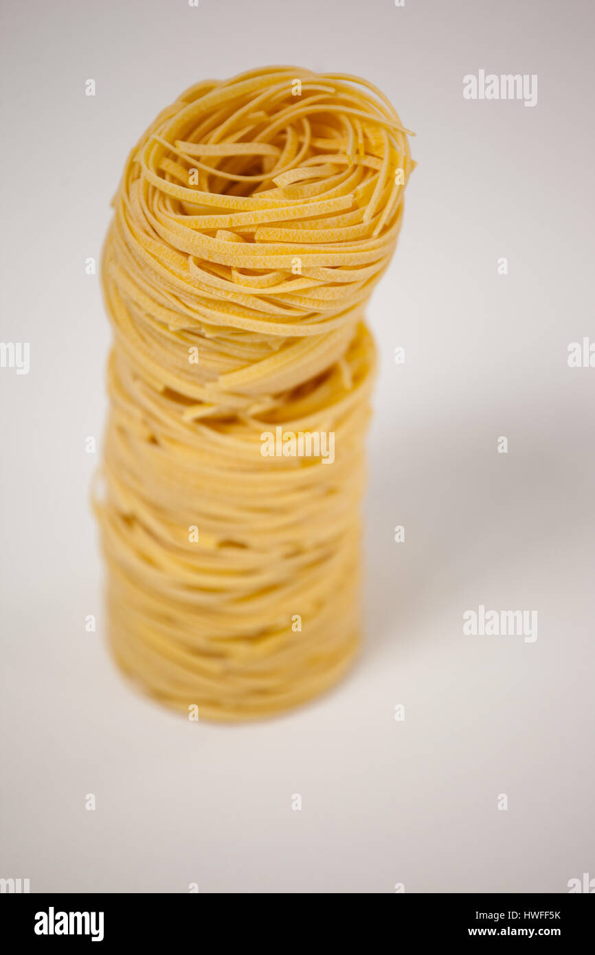 Rotolo di tagliatelle su una superficie di legno Foto Stock