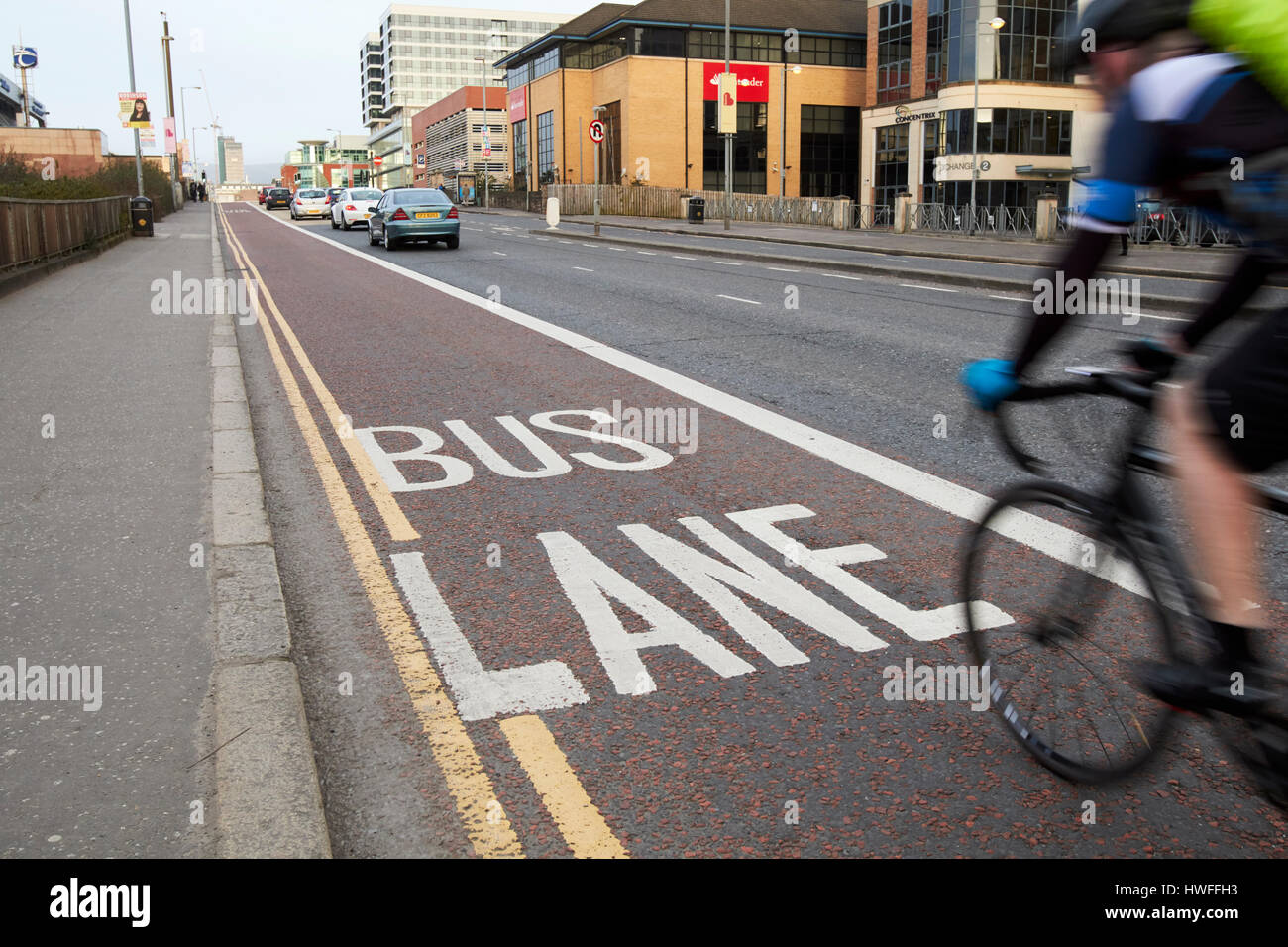 Ciclista in vuoto corsia degli autobus nelle prime ore del mattino del Belfast City Centre Irlanda del Nord Foto Stock