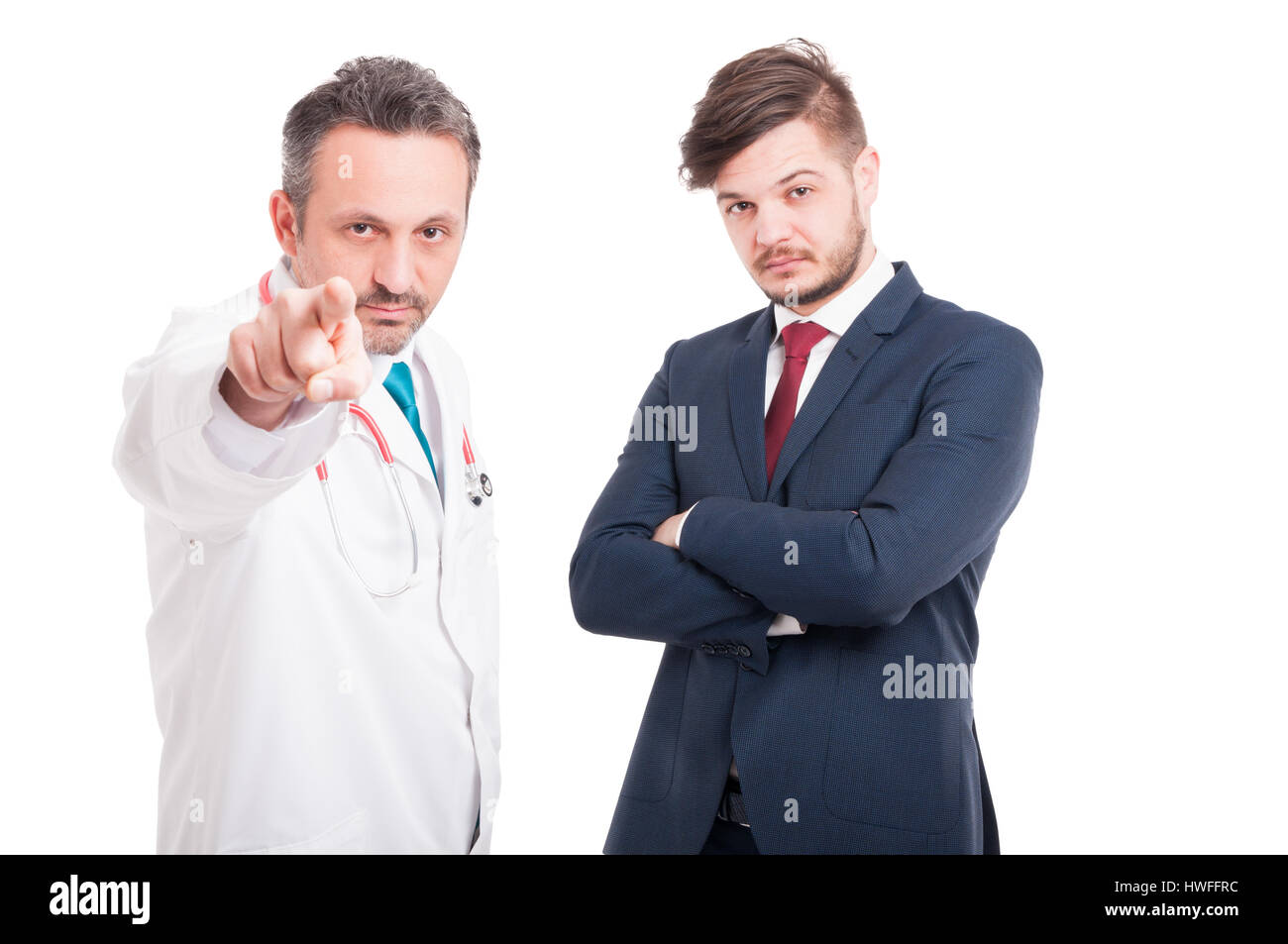 Grave medic o medico di puntamento mentre è in piedi vicino all uomo d affari come concetto di guasto isolato su bianco Foto Stock