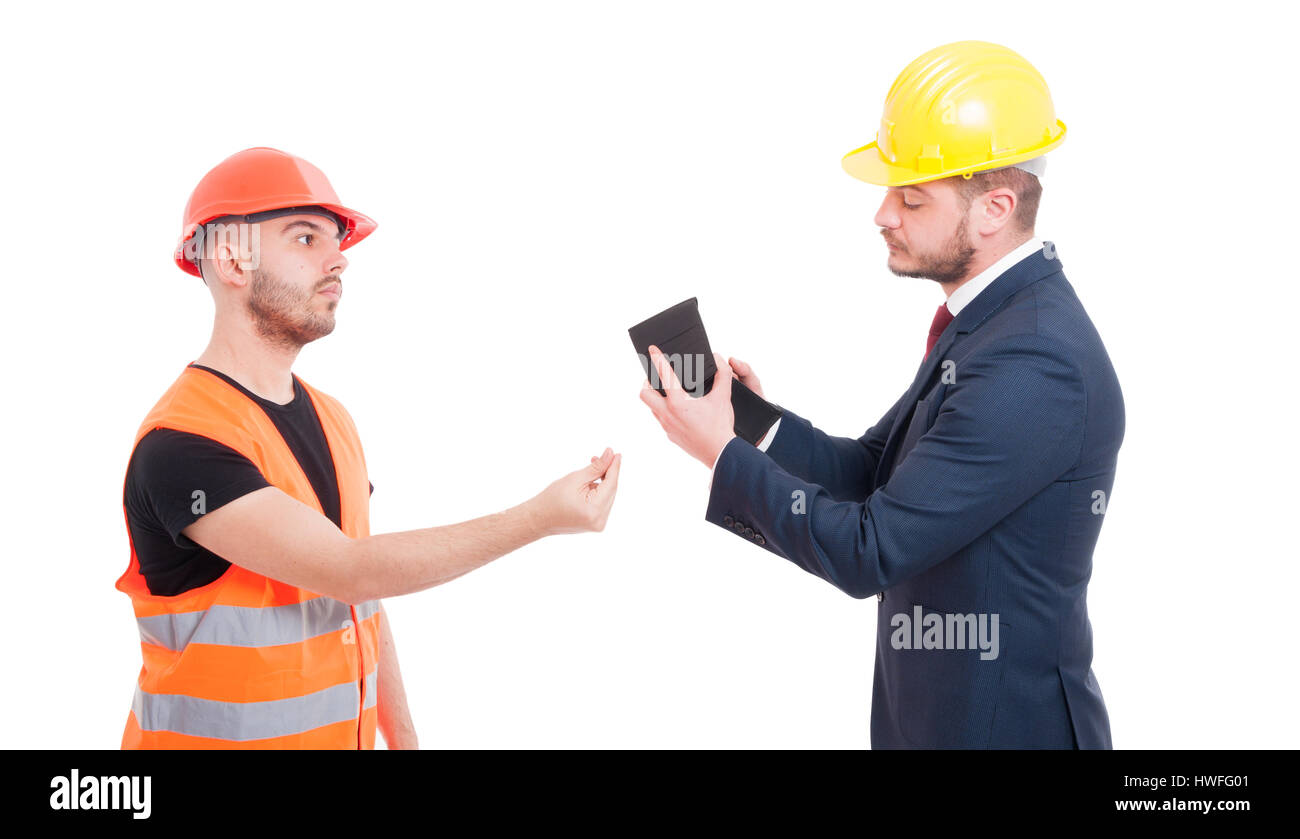 Bussinesman pagare giovani builder o il costruttore per i suoi servizi isolati su sfondo bianco Foto Stock