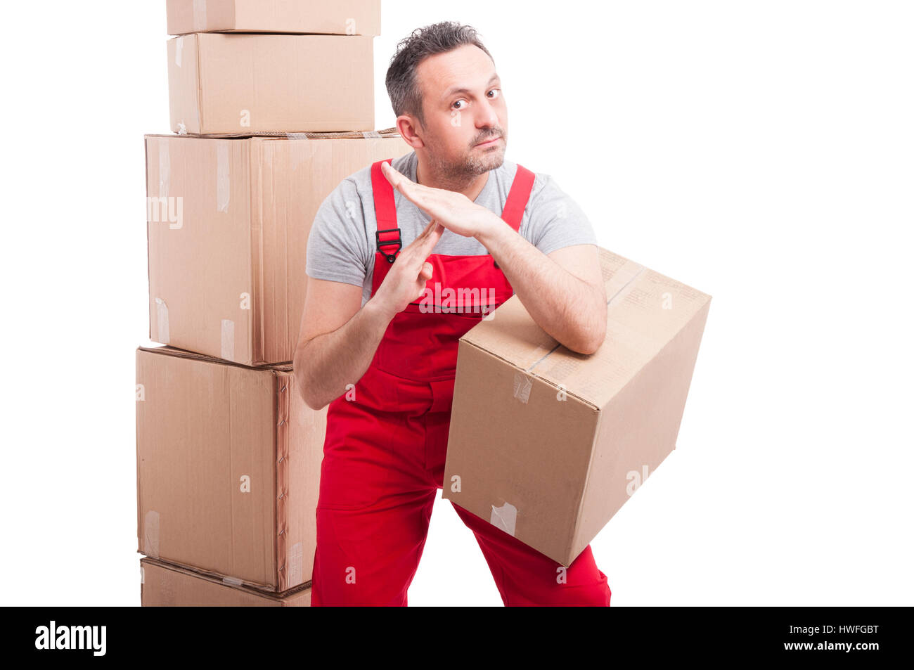 Delivery Guy della scatola di contenimento e di rendere time out gesto isolato su sfondo bianco Foto Stock