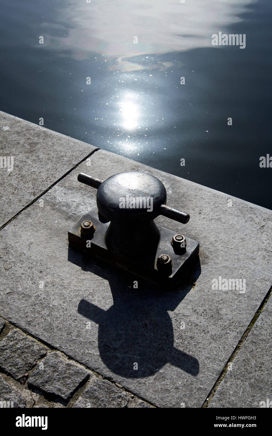 Mooring bollard Hanover Quay Grand canal docks Dublino Repubblica di Irlanda Foto Stock