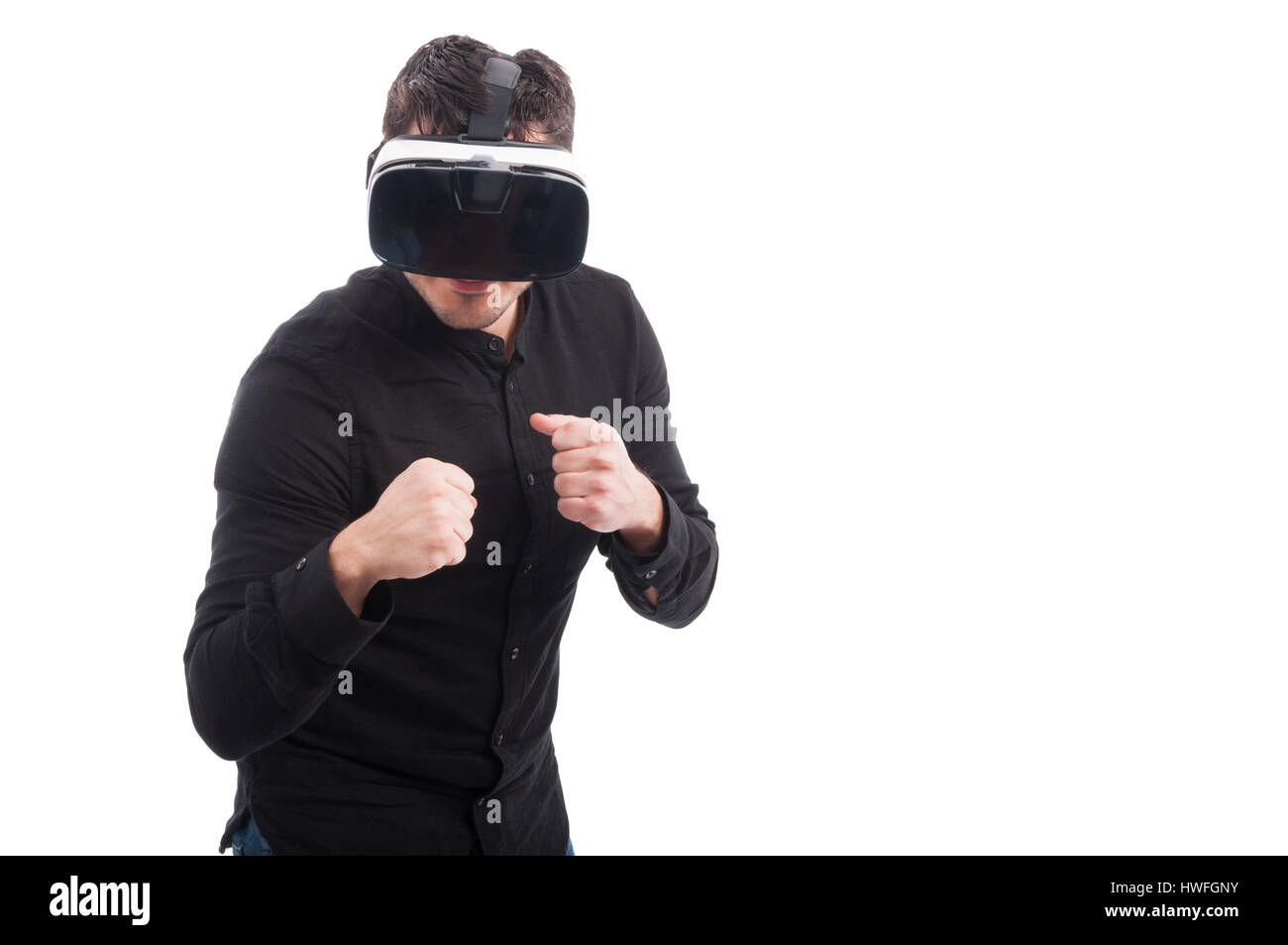 Uomo con occhiali VR e dando un punzone come videogioco concetto isolato su bianco con area pubblicitaria Foto Stock