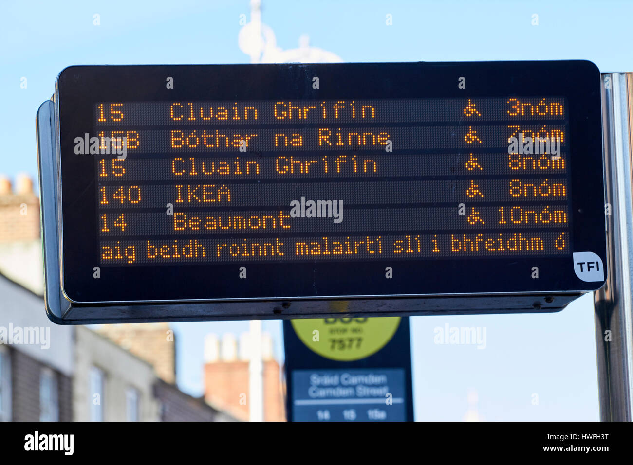 Segno elettronico con informazioni bus in irlandese e volte al centro città fermata bus a Dublino Repubblica di Irlanda Foto Stock