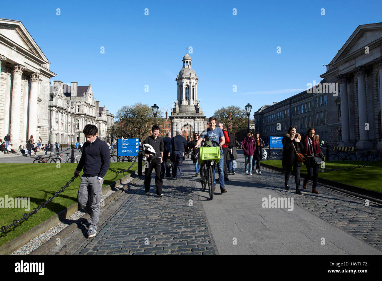Gli studenti e i visitatori in piazza del Parlamento di fronte al campanile del Trinity College di Dublino in piazza del Parlamento Repubblica di Irlanda Foto Stock