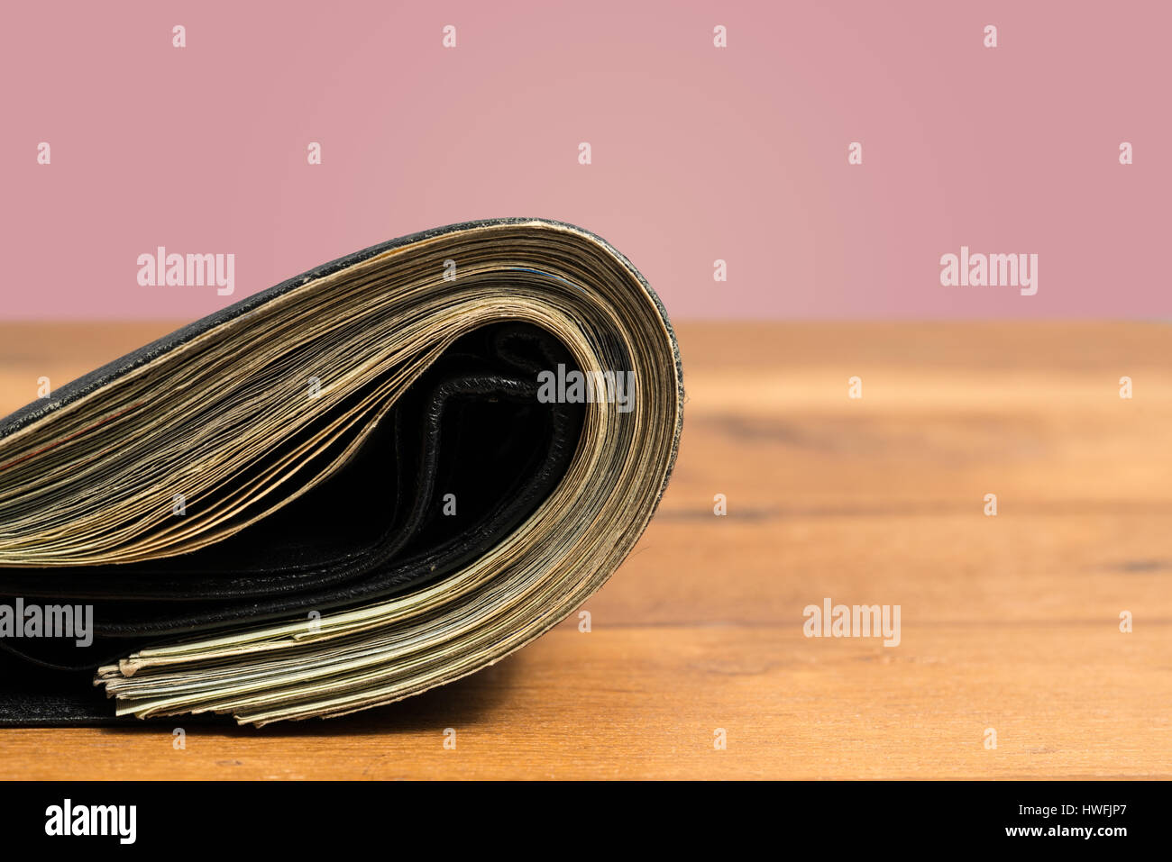 Borra di noi le fatture del dollaro nella custodia nera sul tavolo Foto Stock