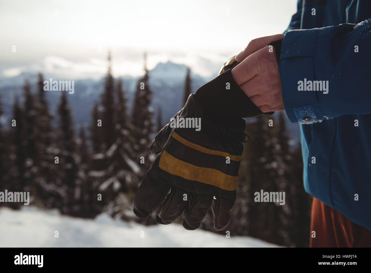 Sezione mediana dell'uomo indossando i guanti in montagna durante l inverno Foto Stock