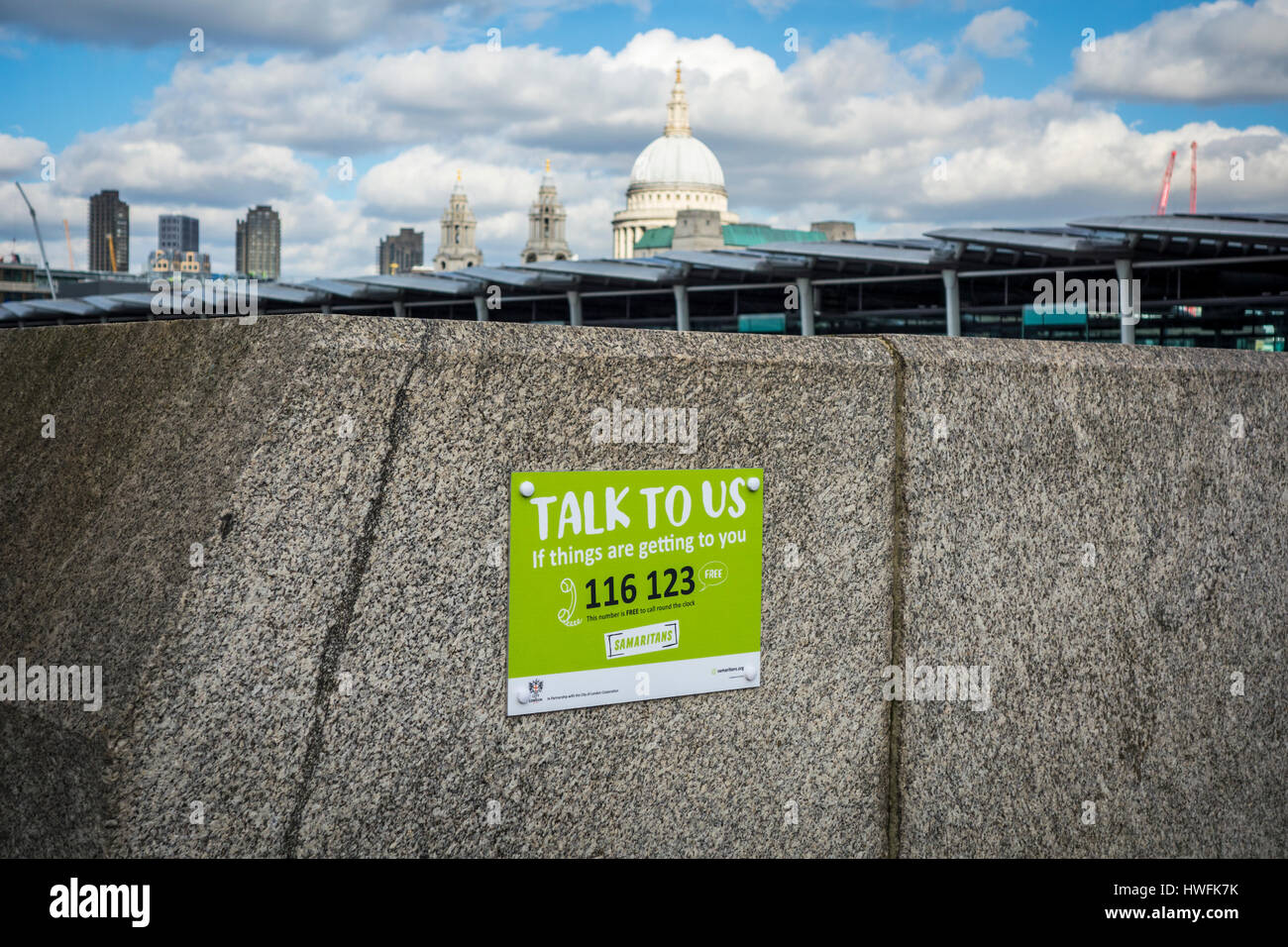 Samaritani segno su Blackfriars Bridge di Londra, Regno Unito Foto Stock