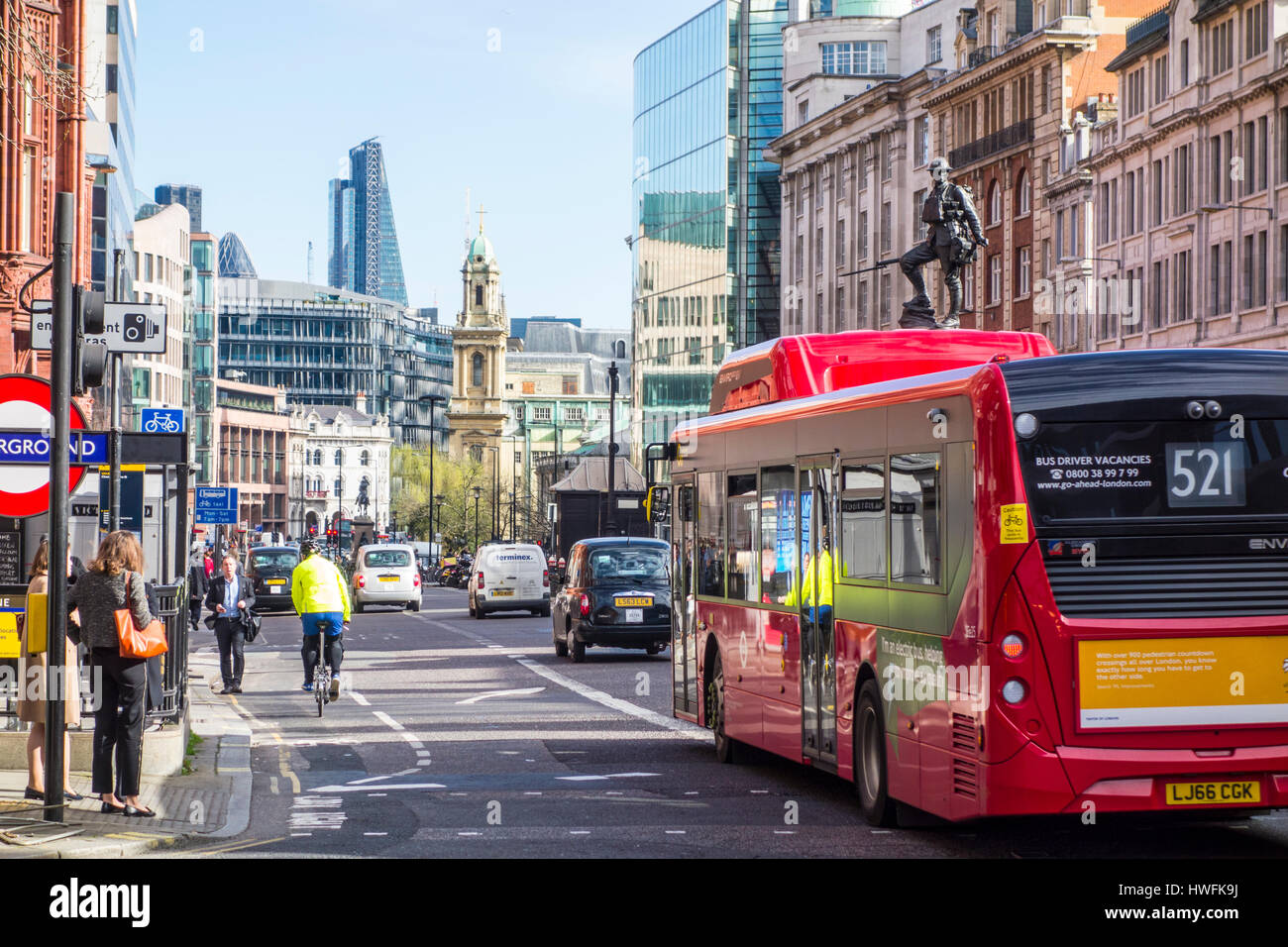 La Street View di un autobus e taxi nel traffico su Holborn con la City di Londra, Regno Unito. Foto Stock