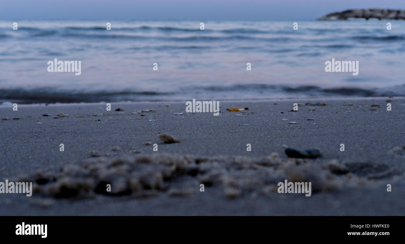 Mozziconi di sigaretta sulla spiaggia di Herzliya davanti al mare Foto Stock