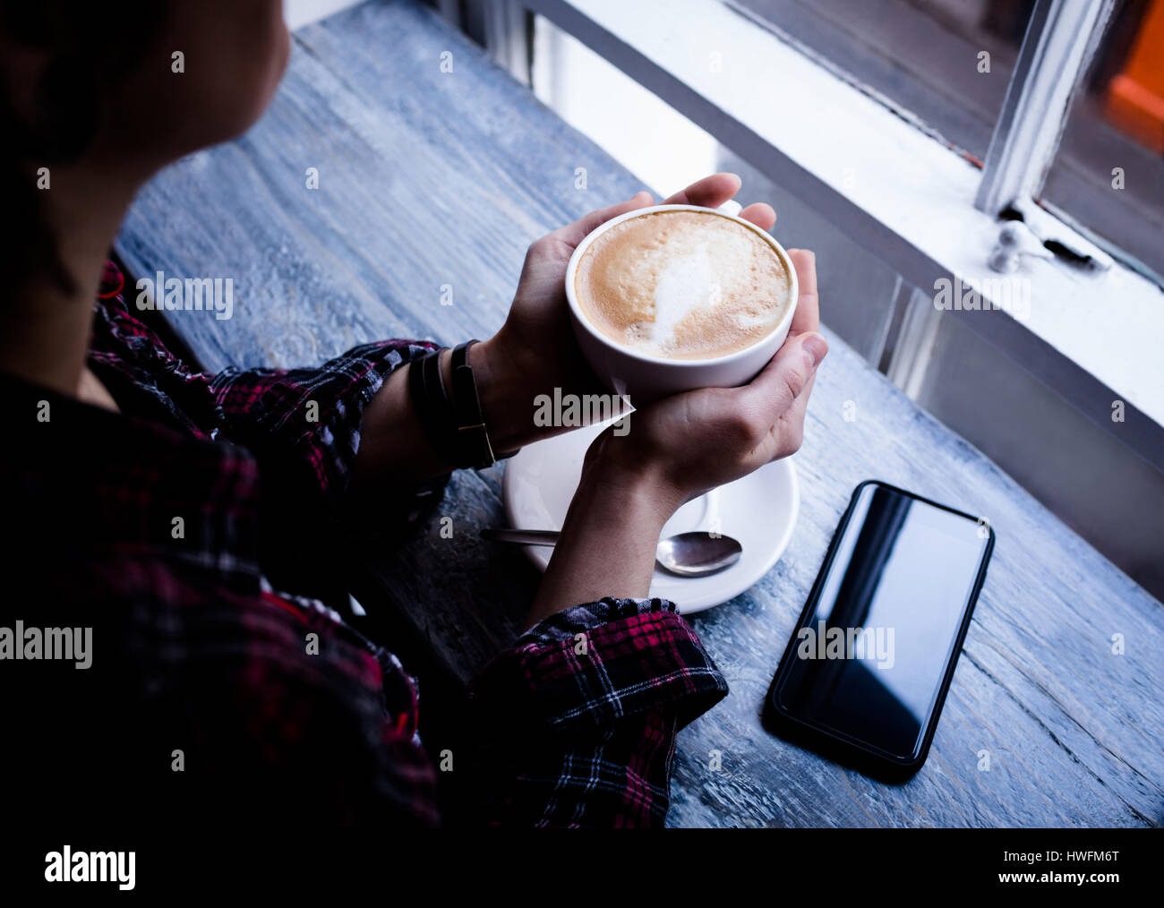 La sezione centrale della donna azienda tazza di caffè in cafÃƒÂ© Foto Stock