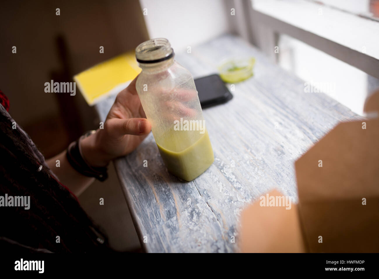 La sezione centrale della Donna salute azienda bere in cafÃƒÂ© Foto Stock