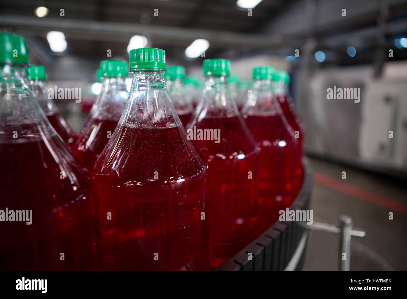 Bevanda fredda bottiglie sulla linea di produzione in fabbrica Foto Stock