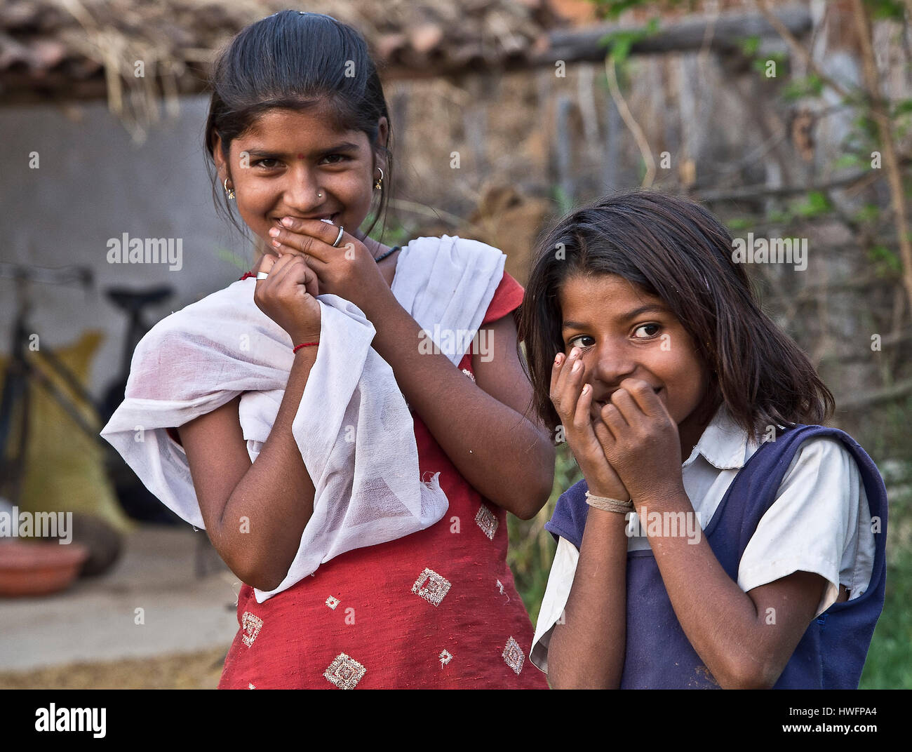 Timido ragazze nel villaggio di Rohaniya, India. Foto Stock