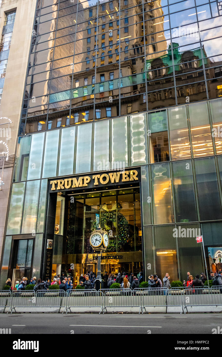 La facciata della Trump Tower, la residenza del presidente eletto Donald Trump Foto Stock