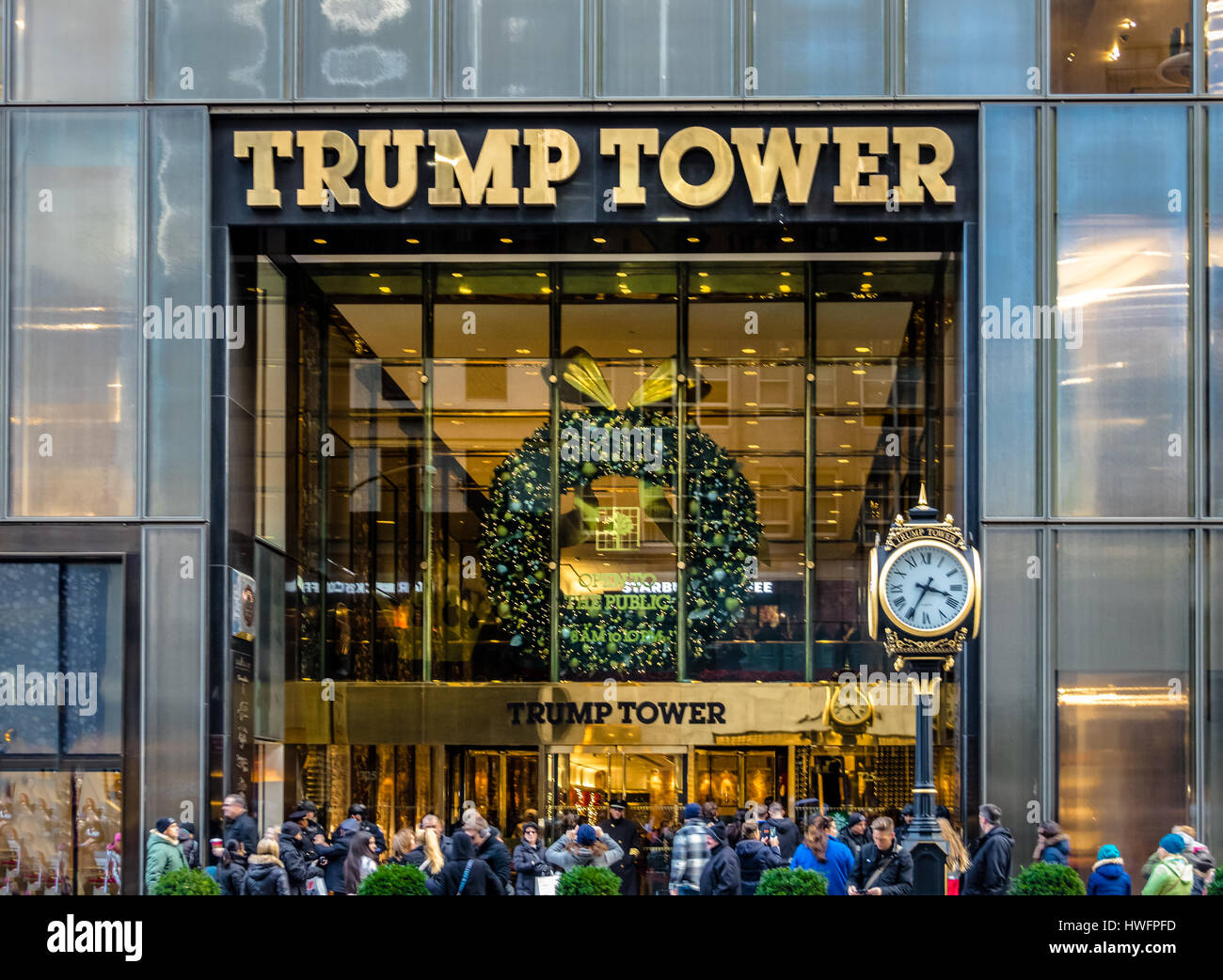 La facciata della Trump Tower, la residenza del presidente eletto Donald Trump Foto Stock