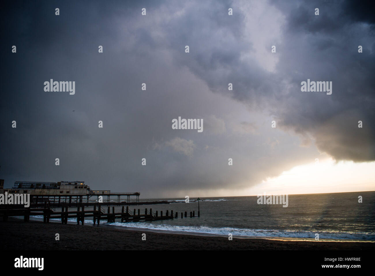 Aberystwyth, Wales, Regno Unito. Xx marzo, 2017. Regno Unito: Meteo pesante pioggia scuro aria di tempesta drammaticamente al crepuscolo in Aberystwyth su Cardigan Bay, il Galles occidentale alla fine dell'equinozio di primavera giorno. Il freddo e il clima invernale è prevista per la prossima 24 ore, con la pioggia e la neve previsto in alcune aree del nord-ovest l'equinozio di primavera è significativo perché dopo un lungo e buio inverno, le ore del giorno e della notte sono grossomodo uguali per la prima volta quest anno - circa dodici ore ciascuno. Photo credit: Keith Morris/Alamy Live News Foto Stock