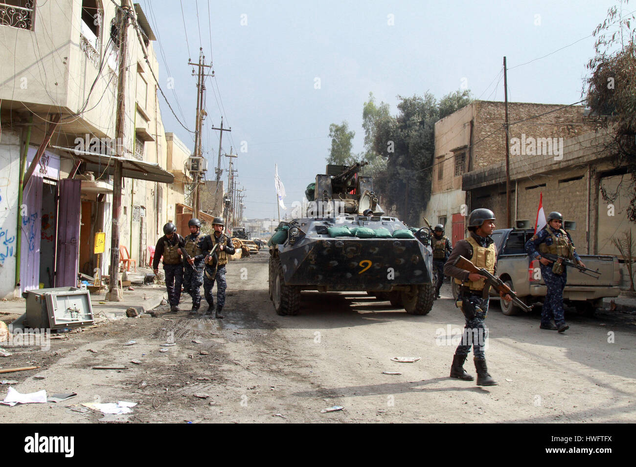 Mosul, Iraq. 20 Mar, 2017. Federale iracheno le forze di polizia pattuglia le strade in area Alkulat, western di Mosul, Iraq, il 20 marzo 2017. Come le forze irachene hanno guadagnato più territori in western Mosul, la polizia federale ha rafforzato il loro controllo su recentemente liberato aree e ha iniziato a compensazione di ordigni esplosivi artigianali a sinistra da uno Stato islamico gruppo. Credito: Yaser Jawad/Xinhua/Alamy Live News Foto Stock