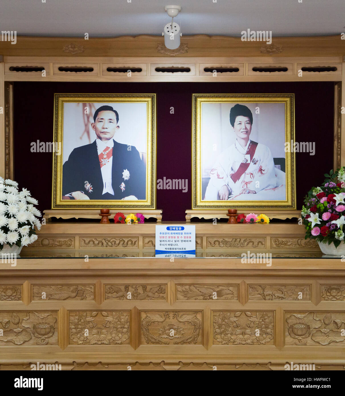 Luogo di nascita del Parco Chung-Hee, Mar 18, 2017 : Ritratti di fine il Presidente sud coreano Park Chung-hee e sua moglie Yuk Young-soo sono visualizzati in un santuario memoriale presso la sua casa natale a Gumi, circa 201 km (125 miglia) di sud-est di Seoul, Corea del Sud. Park Chung-hee è l'ex dittatore militare che ha preso il potere con un colpo di stato militare in 1961 ed ha escluso la Corea del Sud fino al suo assassinio nel 1979. Alla fine il Presidente sud coreano è stato tenente nell'esercito giapponese durante il Giappone della dominazione coloniale in Corea ed è stata ampiamente criticata quando egli imprigionato molti attivisti a favore della democrazia durante il suo 18-anno-seiz Foto Stock