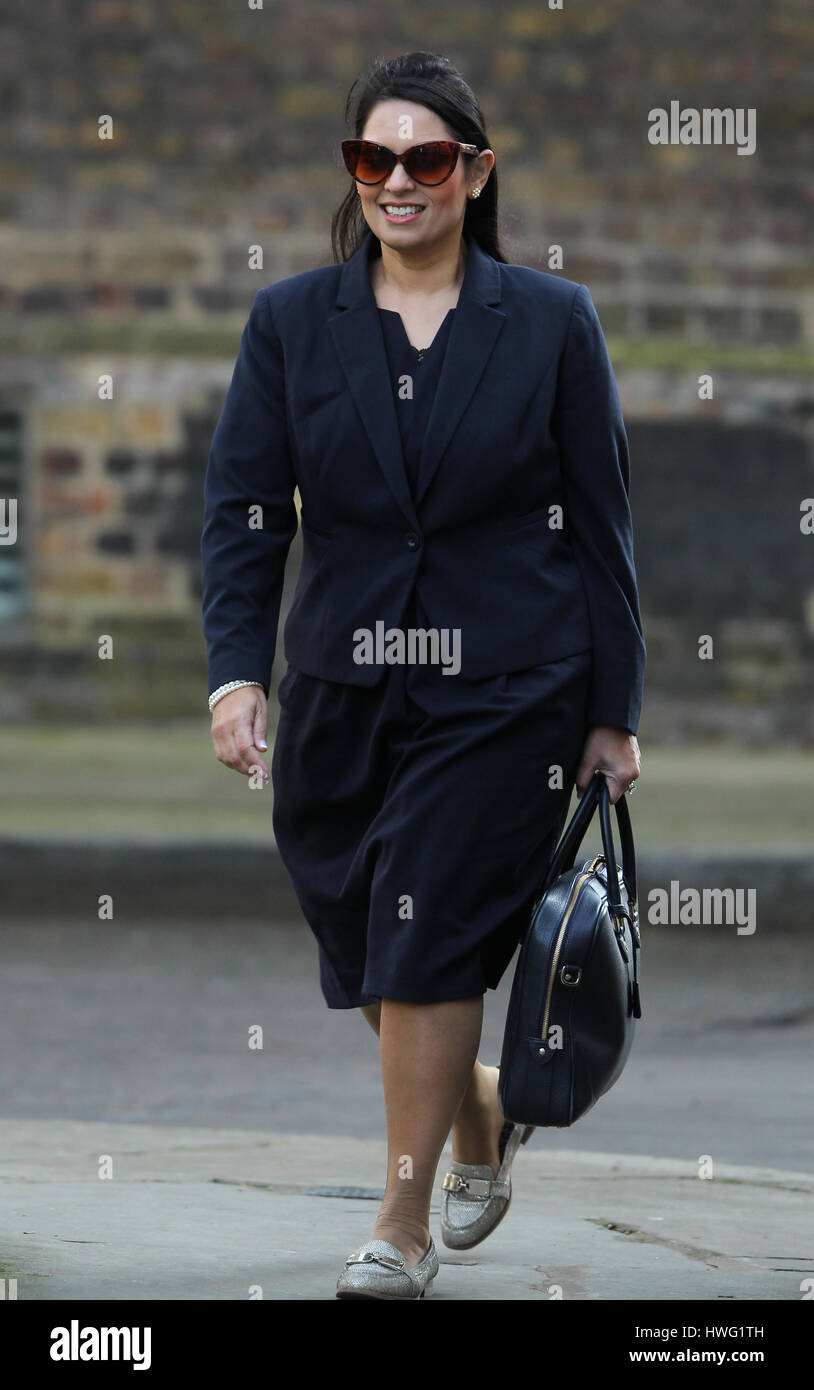 Londra, Regno Unito. Xxi mar, 2017. priti patel mp il segretario di stato per lo sviluppo internazionale visto che frequentano il cabinet settimanale incontro a Downing street. Credito: wfpa/alamy live news Foto Stock