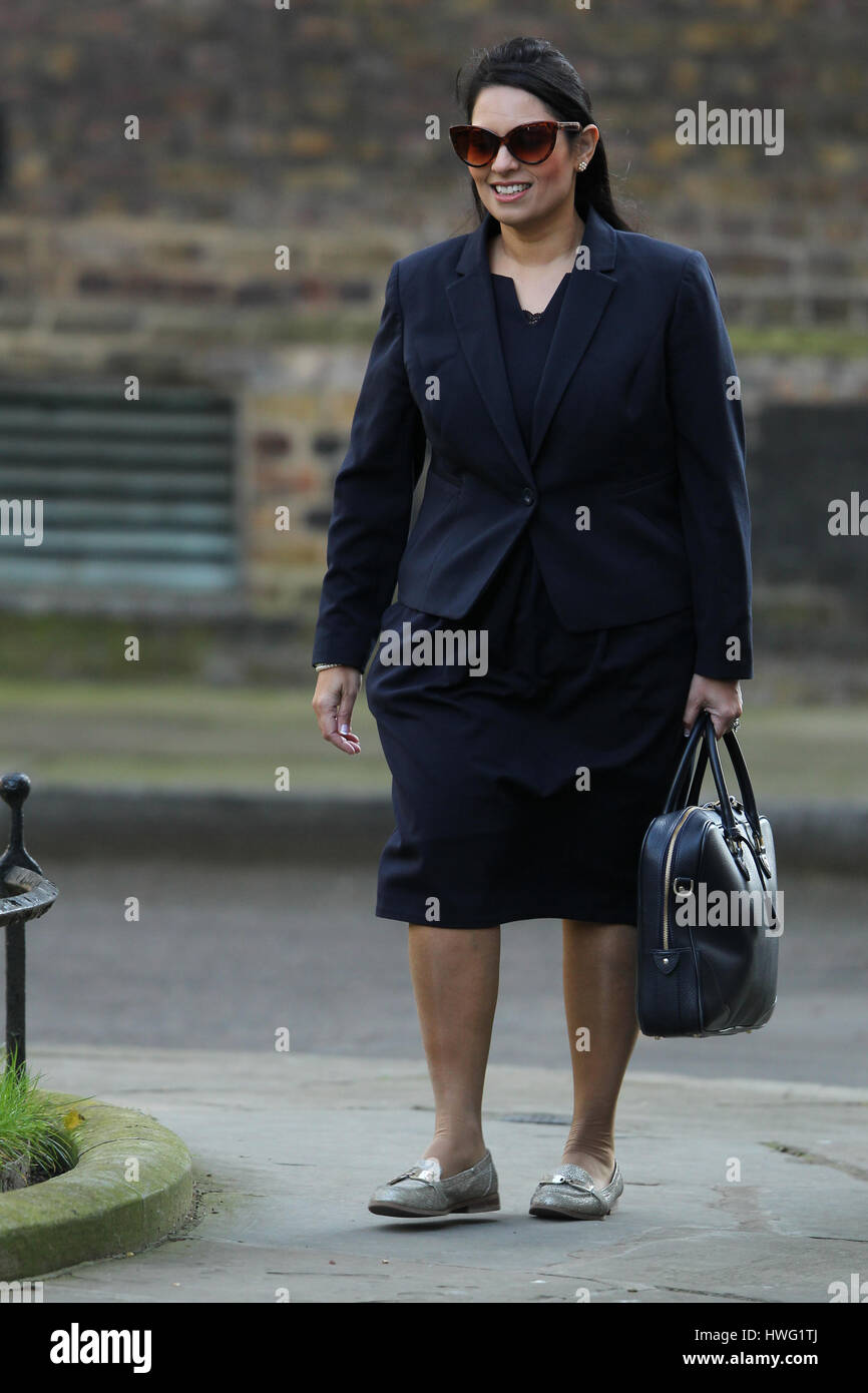Londra, Regno Unito. Xxi mar, 2017. priti patel mp il segretario di stato per lo sviluppo internazionale visto che frequentano il cabinet settimanale incontro a Downing street. Credito: wfpa/alamy live news Foto Stock