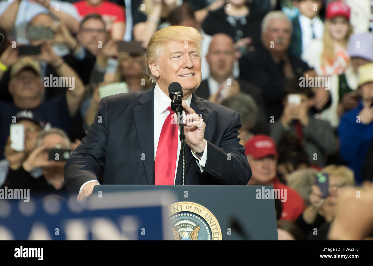 Louisville, Kentucky, Stati Uniti d'America. Xx marzo, 2017: Presidente Trump risolve una folla in un rally all'interno di libertà Hall di Louisville, Kentucky, il 20 marzo 2017. Credito: Joe Tabb/Alamy Live News Foto Stock