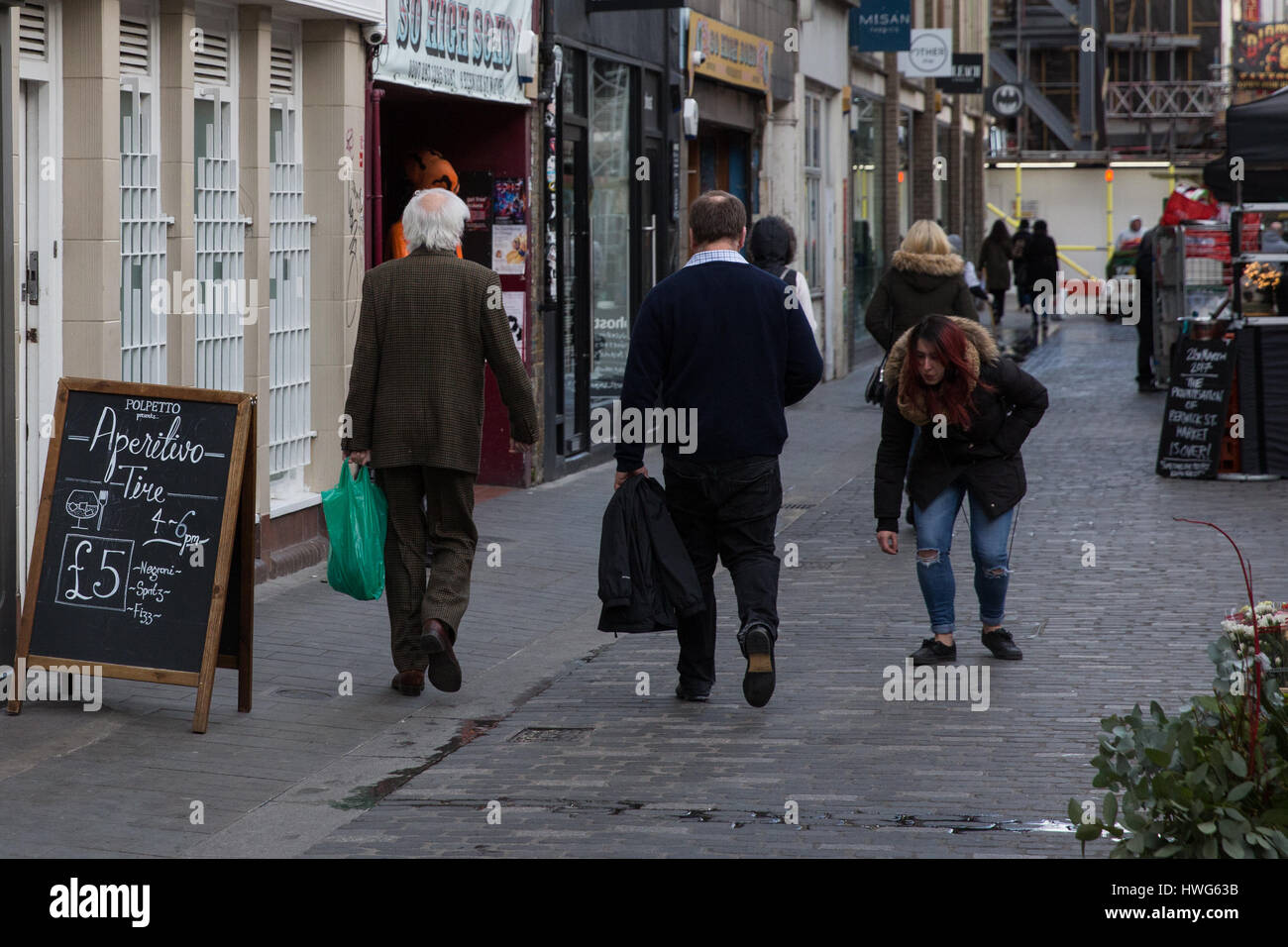 Londra, Regno Unito. Xxi marzo, 2017. Attore Terence Stamp (l) compra frutta in Berwick street market in Soho e uno di Londra più antica strada dei mercati. Oggi, Westminster City Council accantonato i programmi di privatizzare il mercato mediante la nomina di un mercato esterno operatore a seguito di una campagna di profilo alto e la petizione per salvarlo. Credito: Mark Kerrison/Alamy Live News Foto Stock