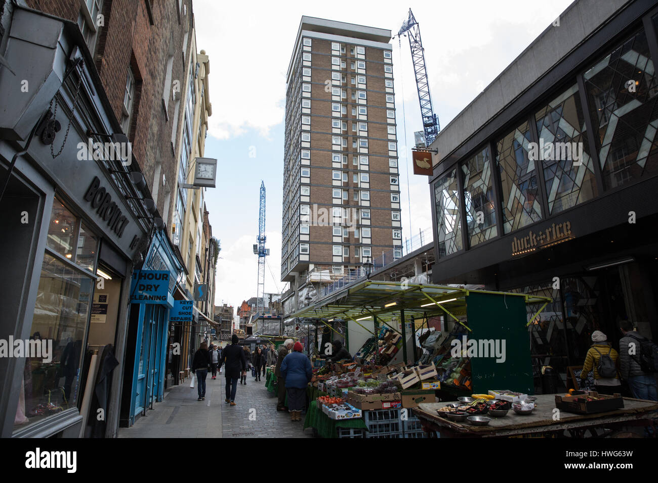 Londra, Regno Unito. Xxi marzo, 2017. Attore Terence Stamp acquista frutto in Berwick street market in Soho e uno di Londra più antica strada dei mercati. Oggi, Westminster City Council accantonato i programmi di privatizzare il mercato mediante la nomina di un mercato esterno operatore a seguito di una campagna di profilo alto e la petizione per salvarlo. Credito: Mark Kerrison/Alamy Live News Foto Stock