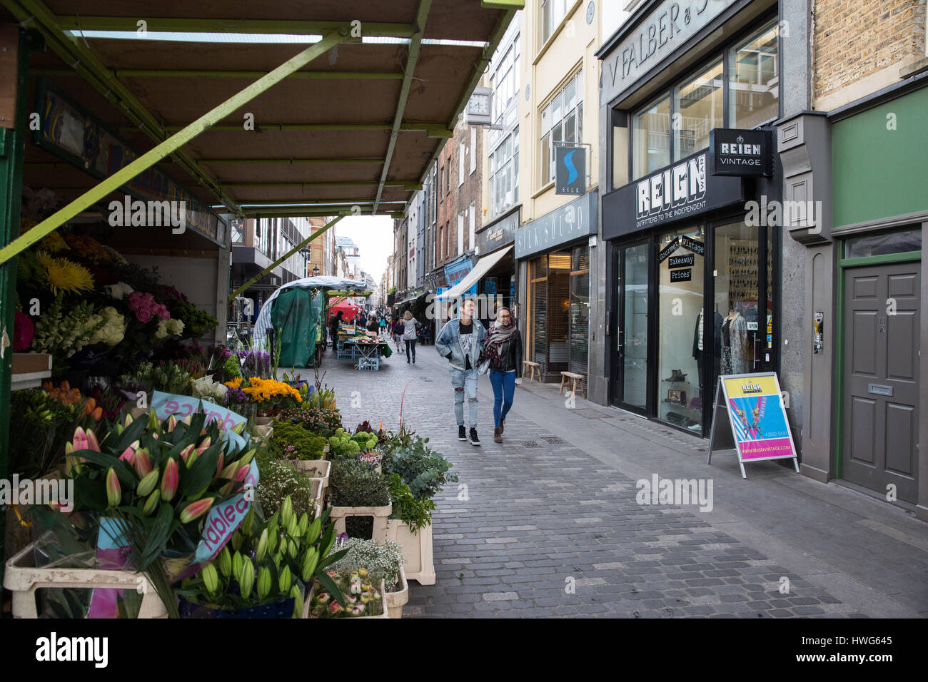 Londra, Regno Unito. Xxi marzo, 2017. Berwick street market in Soho e uno di Londra più antica strada dei mercati. Oggi, Westminster City Council accantonato i programmi di privatizzare il mercato mediante la nomina di un mercato esterno operatore a seguito di una campagna di profilo alto e la petizione per salvarlo. Credito: Mark Kerrison/Alamy Live News Foto Stock