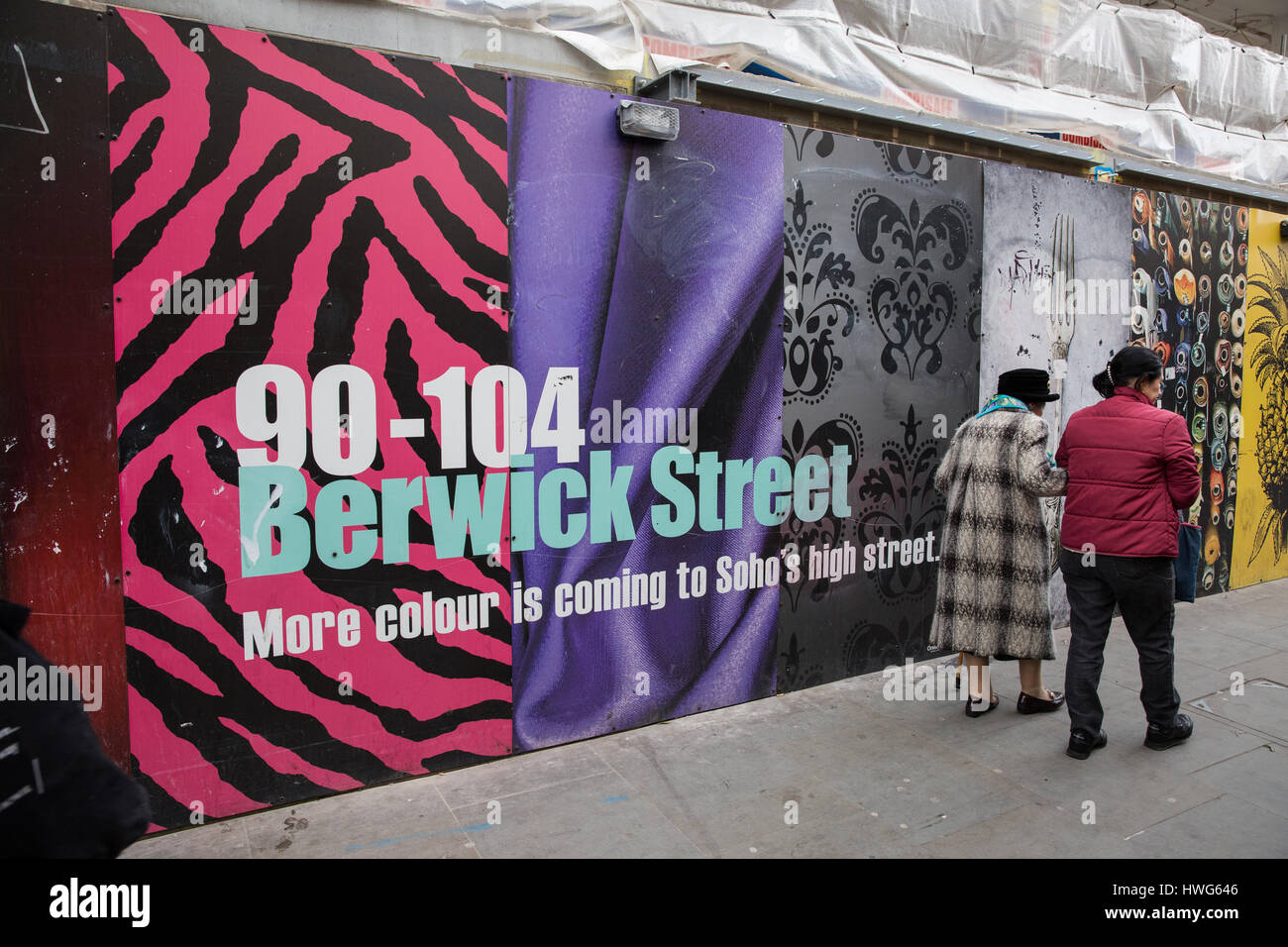 Londra, Regno Unito. Xxi marzo, 2017. Riqualificazione di PMB Holdings si svolge a 90-104 Berwick Street a fianco di uno dei piu' vecchi mercati di strada. Oggi, Westminster City Council accantonato i programmi di privatizzare il mercato mediante la nomina di un mercato esterno operatore a seguito di una campagna di profilo alto e la petizione per salvarlo. Credito: Mark Kerrison/Alamy Live News Foto Stock