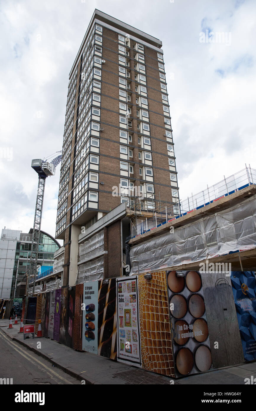 Londra, Regno Unito. Xxi marzo, 2017. Riqualificazione di prendere posto vicino a Berwick street market in Soho e uno di Londra più antica strada dei mercati. Oggi, Westminster City Council accantonato i programmi di privatizzare il mercato mediante la nomina di un mercato esterno operatore a seguito di una campagna di profilo alto e la petizione per salvarlo. Credito: Mark Kerrison/Alamy Live News Foto Stock