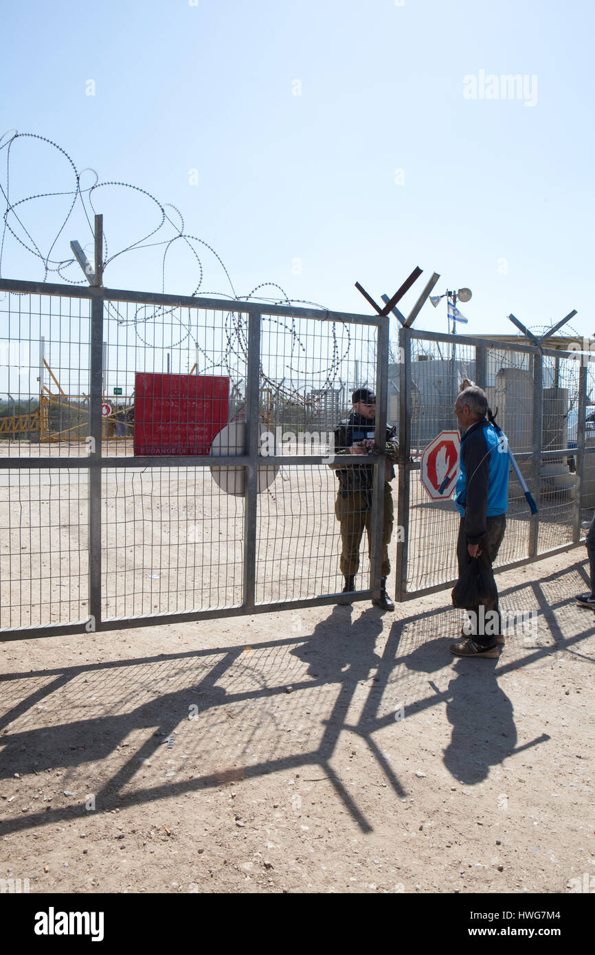 Palestinesi e soldato al Checkpoint della barriera di separazione israeliano nei territori occupati Cisgiordania Medio Oriente Foto Stock