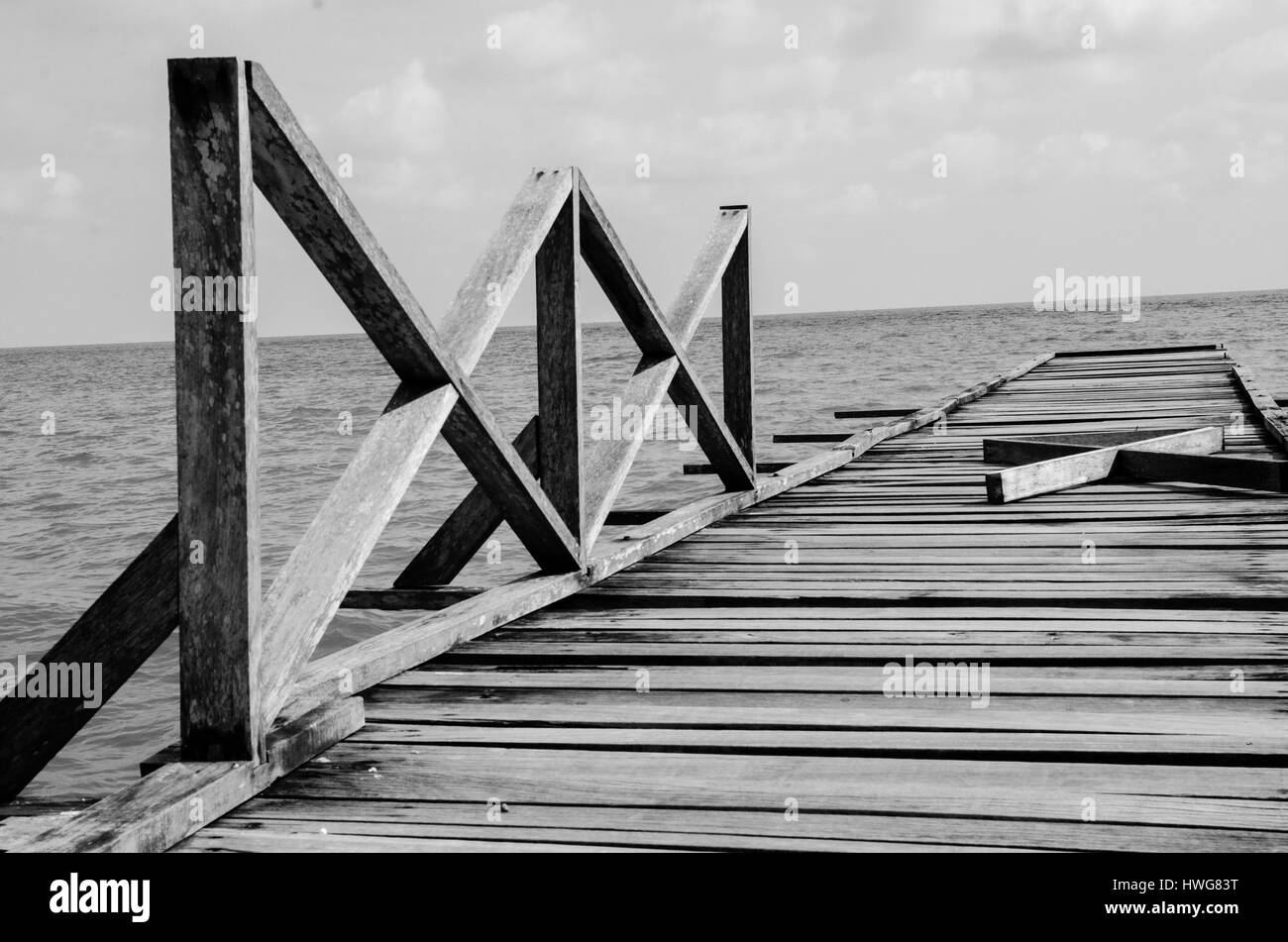 Il molo di legno sullo sfondo del mare Foto Stock