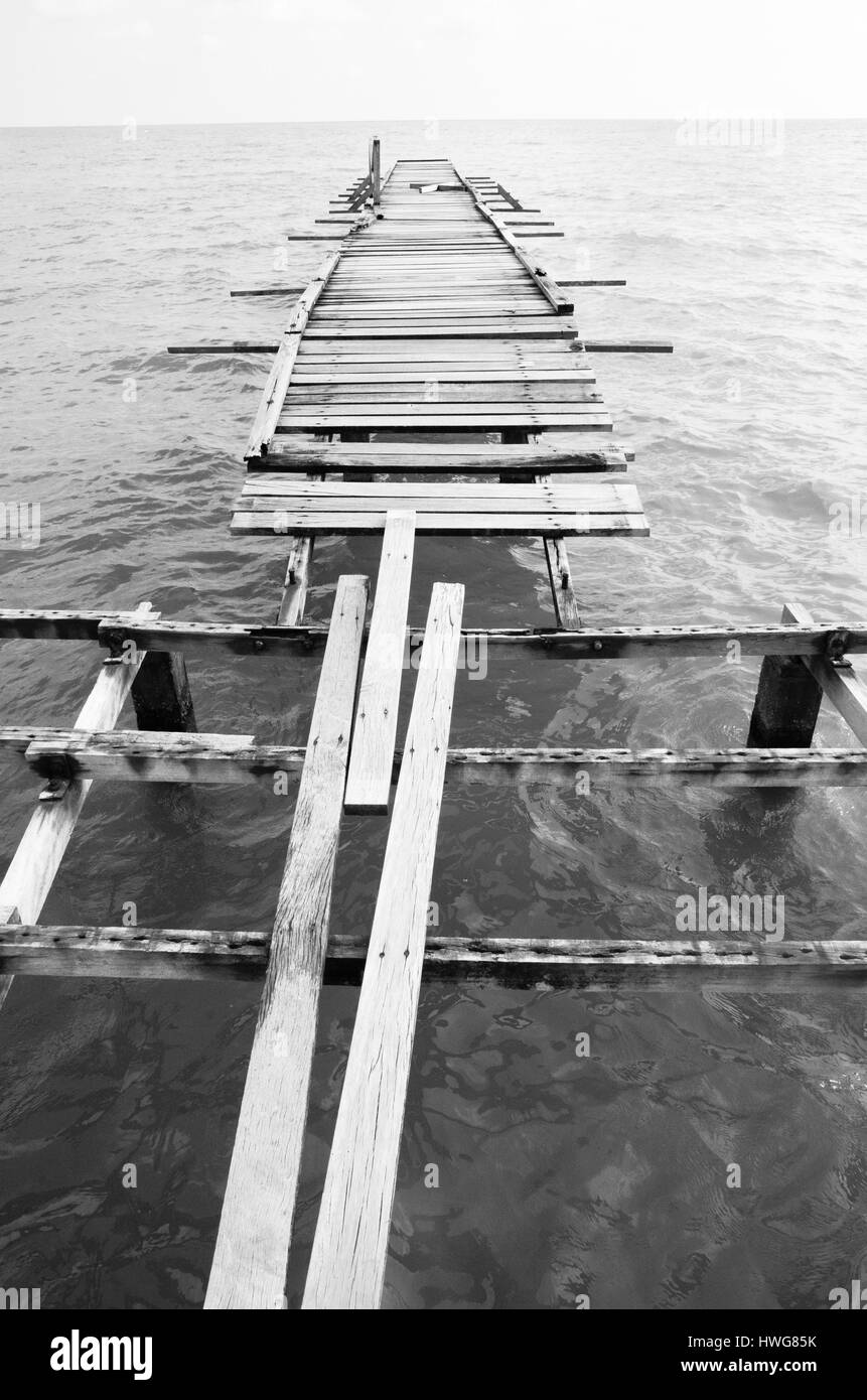 Il molo di legno sullo sfondo del mare Foto Stock