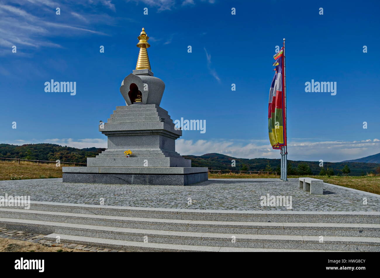 Vista della stupa buddisti Sofia nel centro di ritiri Plana - Diamondway Buddismo Bulgaria Foto Stock