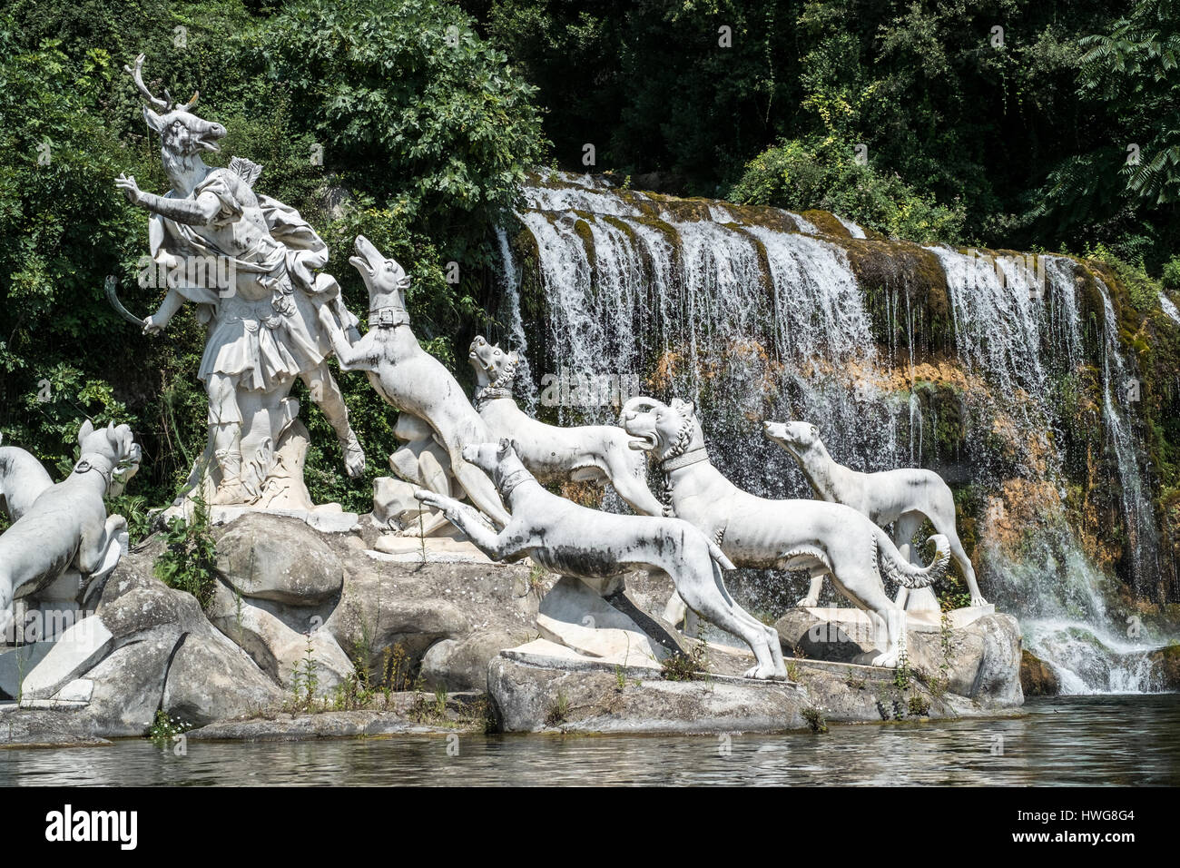 Testa di cervo Atteone saranno trattati da essi propri cani: gruppo di sculture presso il Palazzo Reale di Caserta giardino. Foto Stock