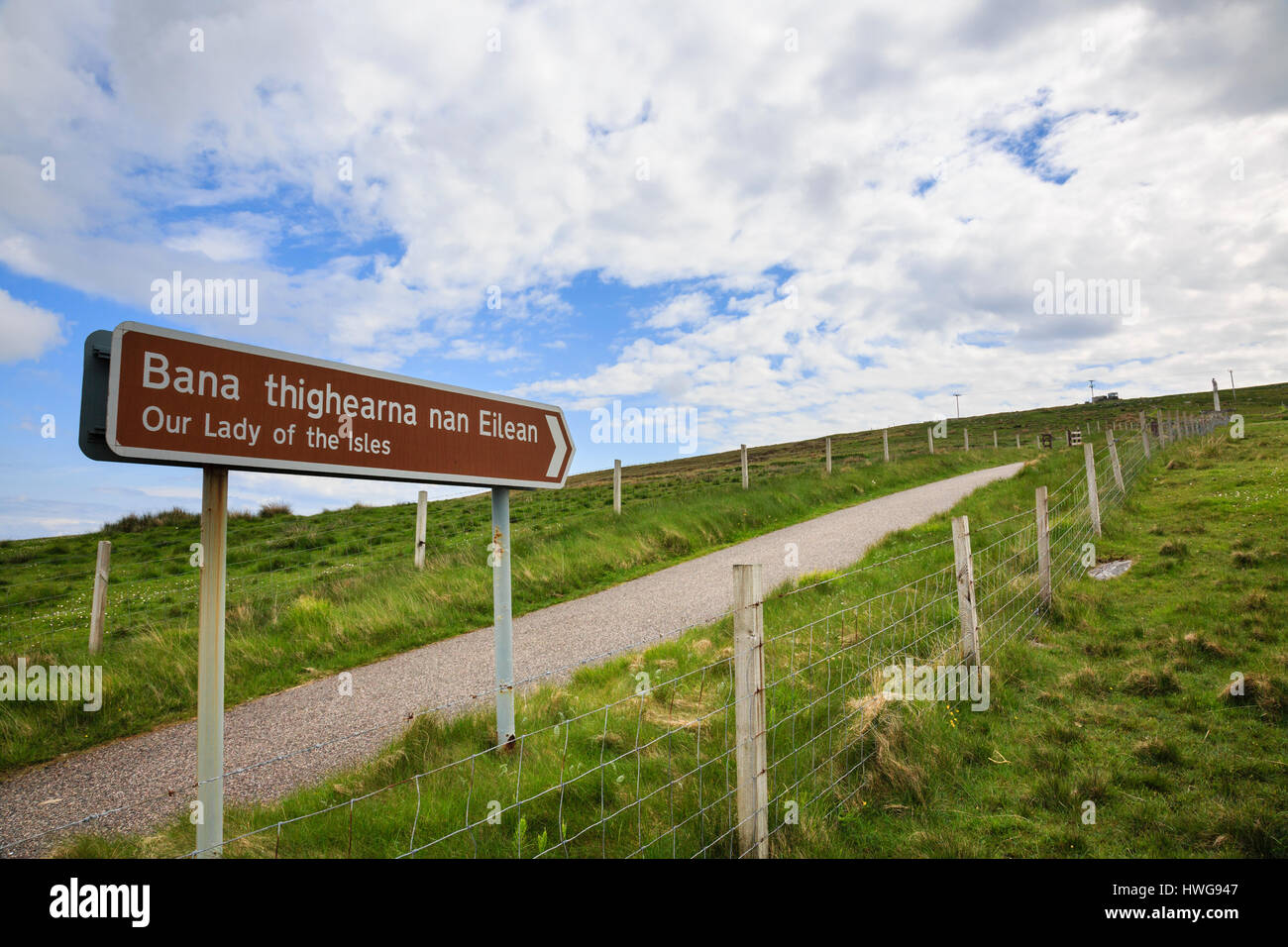 Marrone bilingue cartello turistico per Nostra Signora delle isole statua sul percorso per il sito. South Uist, Ebridi Esterne, Western Isles, Scozia, Regno Unito, Gran Bretagna Foto Stock