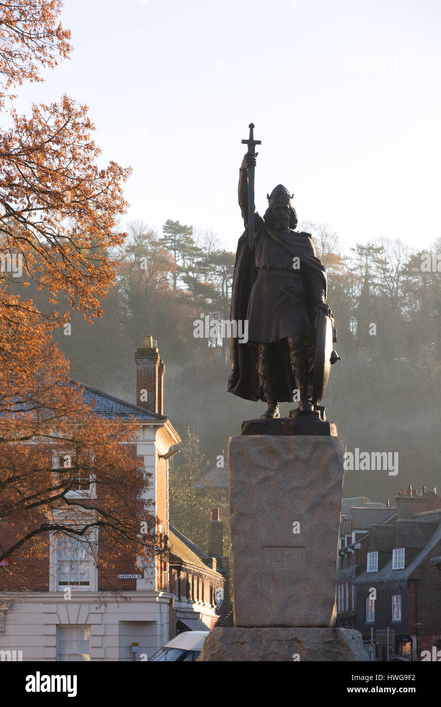 Alfredo il Grande statua, da Hamo Thornycroft, Winchester city centre, Winchester, Hampshire REGNO UNITO Foto Stock
