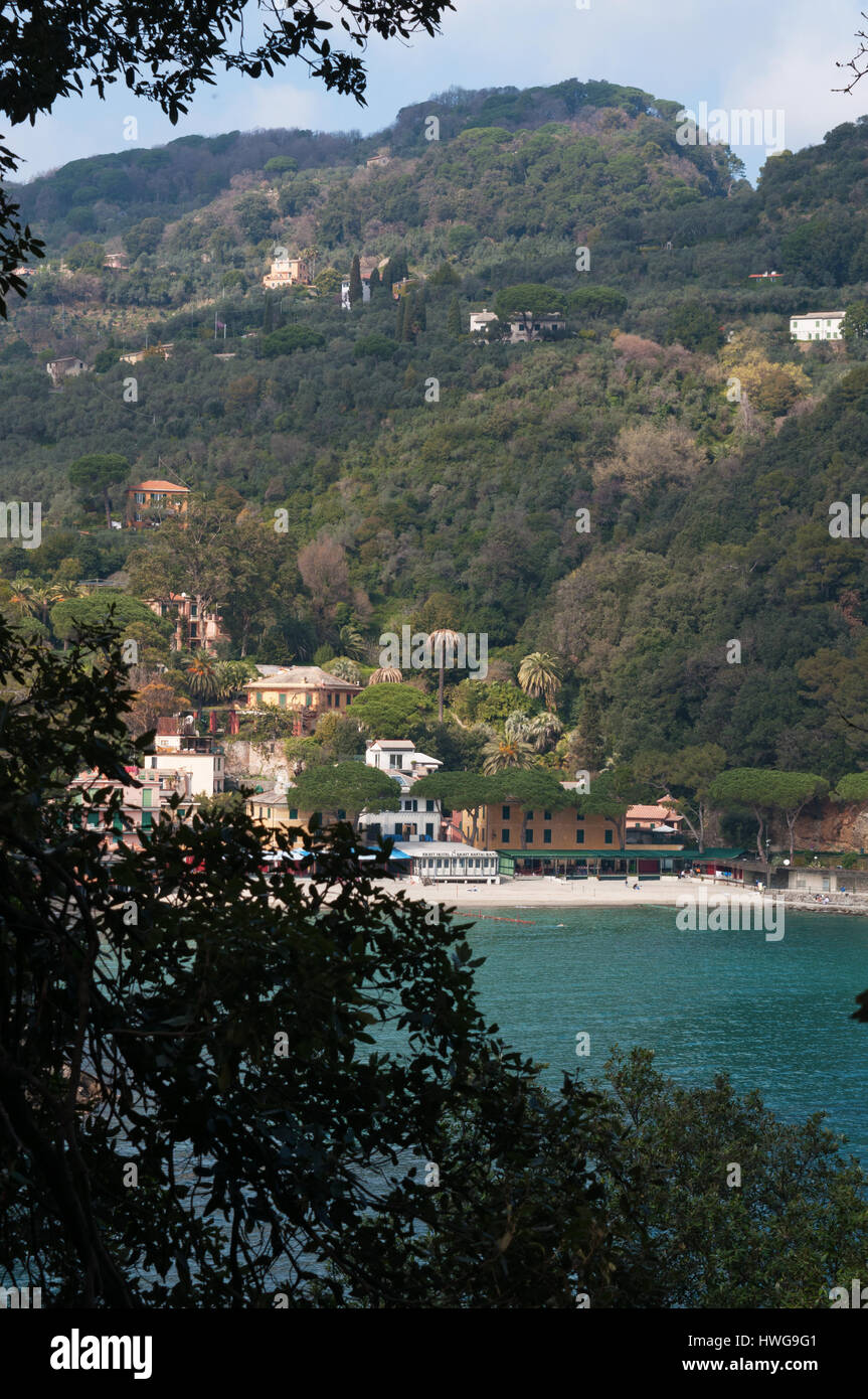 Italia La Baia E La Spiaggia Di Paraggi Un Villaggio Di