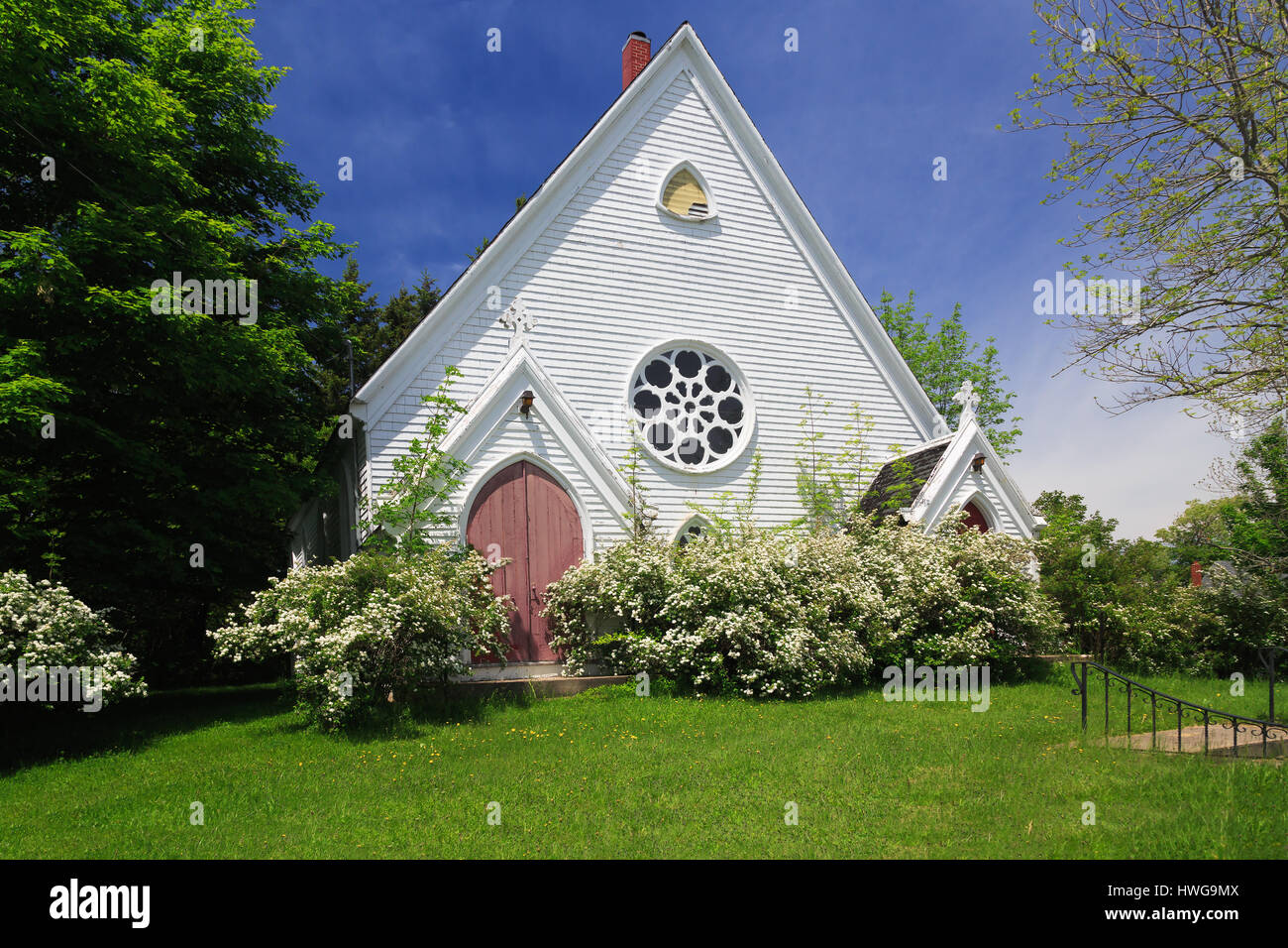 Vecchia chiesa abbandonata in primavera in America rurale. Foto Stock