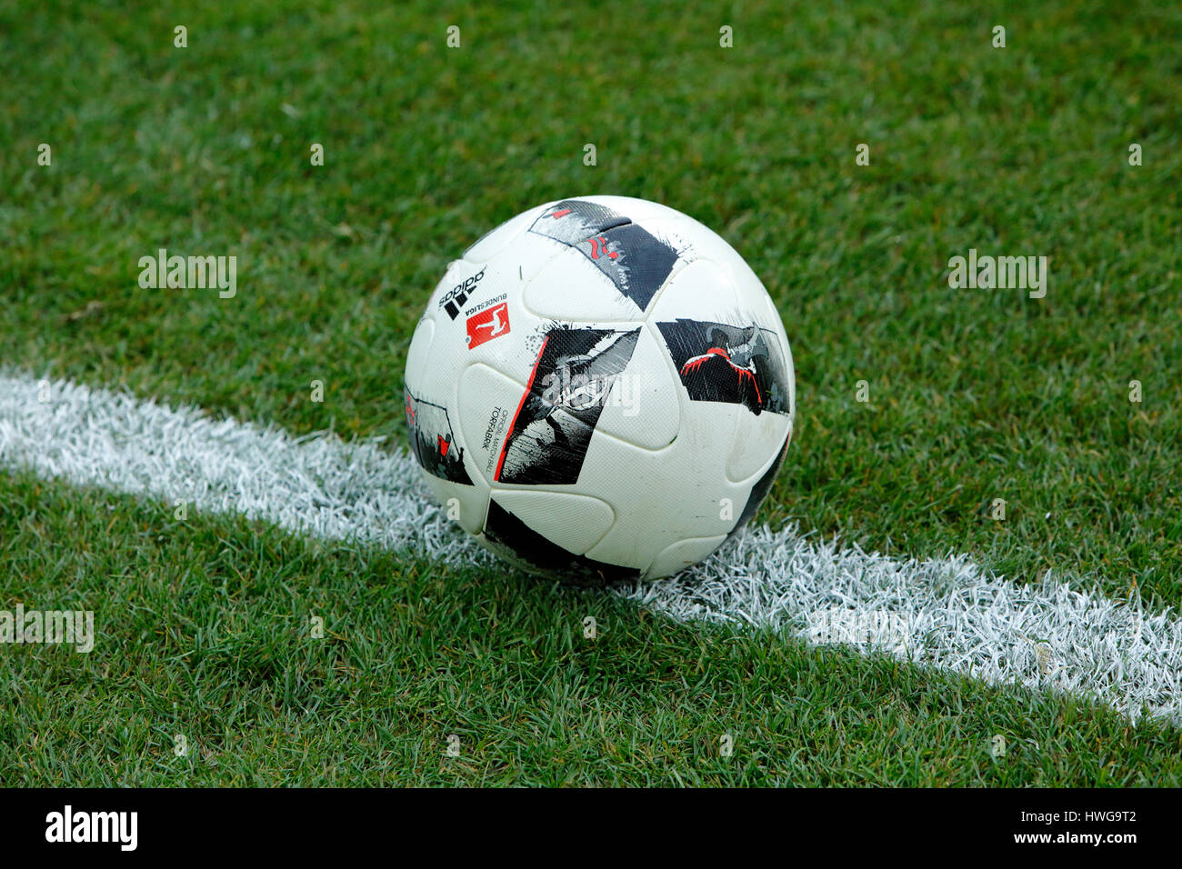 Sport, calcio, simbologia, sfera giace sul fondo erboso, emarginare, perimetro, goalline Foto Stock