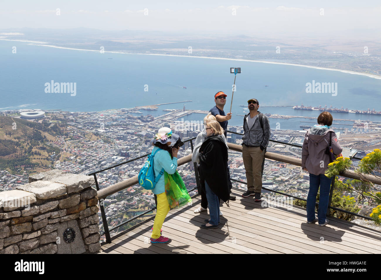 Table Mountain - i turisti di prendere una foto selfie Table Mountain Top, Città del Capo Sud Africa Foto Stock