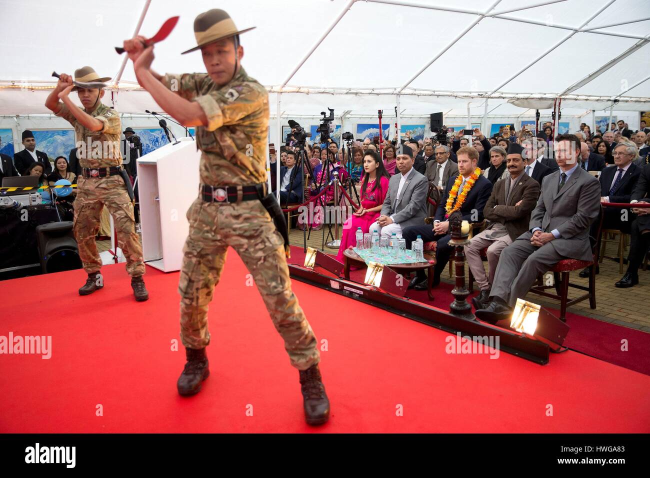 Il principe Harry orologi di artisti durante una cerimonia per celebrare il bicentenario di relazioni tra il Regno Unito e il Nepal presso l' ambasciata del Nepal a Londra. Foto Stock