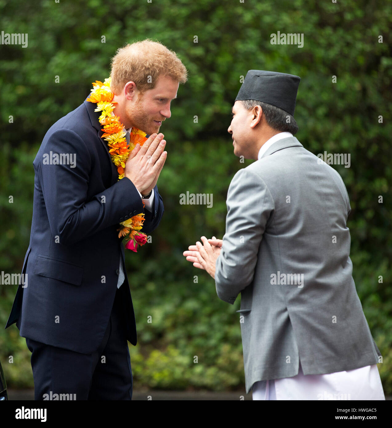 Il principe Harry è data una ghirlanda come egli arriva per una cerimonia per celebrare il bicentenario di relazioni tra il Regno Unito e il Nepal presso l' ambasciata del Nepal a Londra. Foto Stock