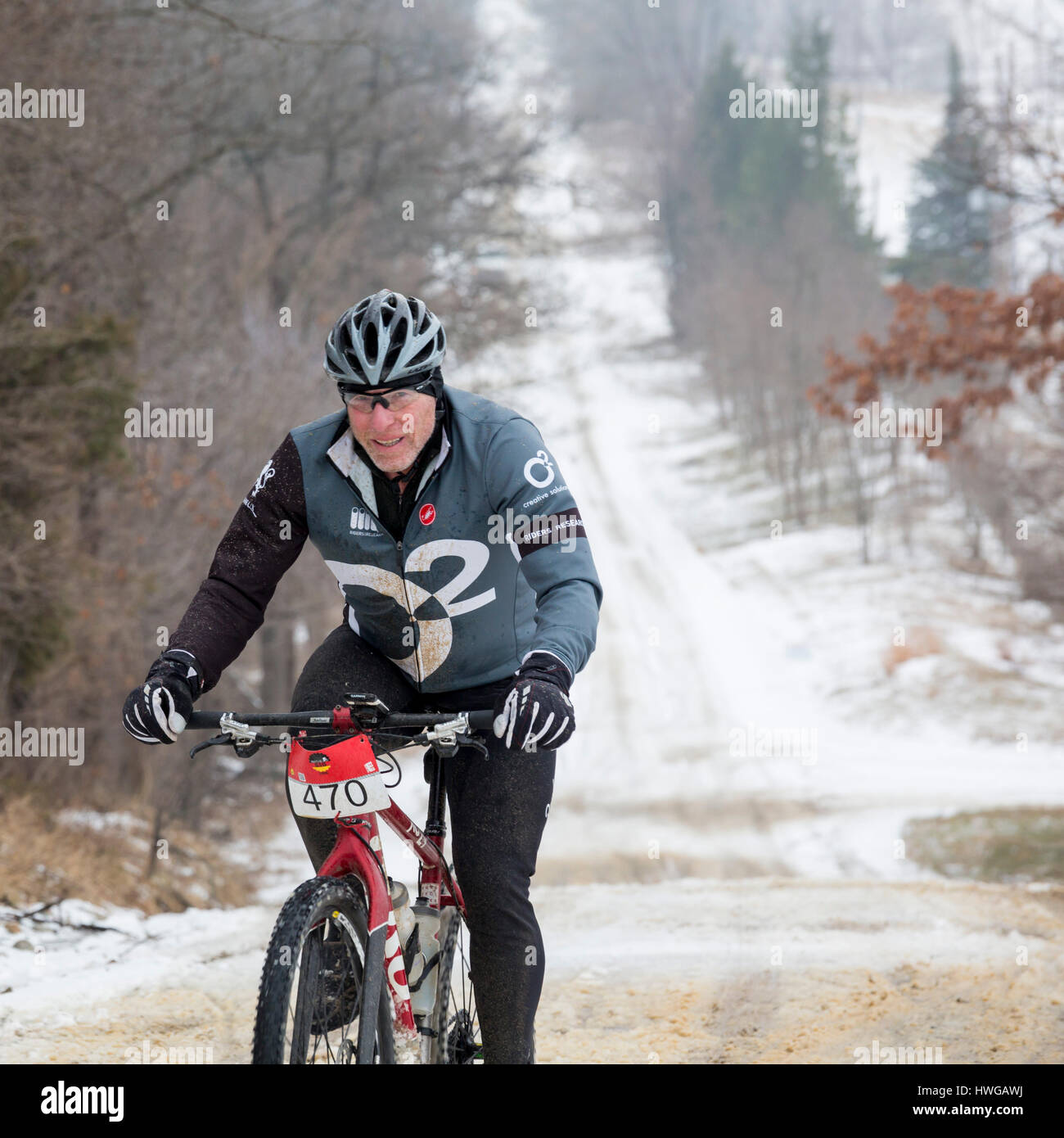 Erba sul Lago Michigan - un pilota della 100K Waterloo G&G strada di ghiaia gara sulle strade che attraversano la Waterloo Stato Area ricreativa. Foto Stock